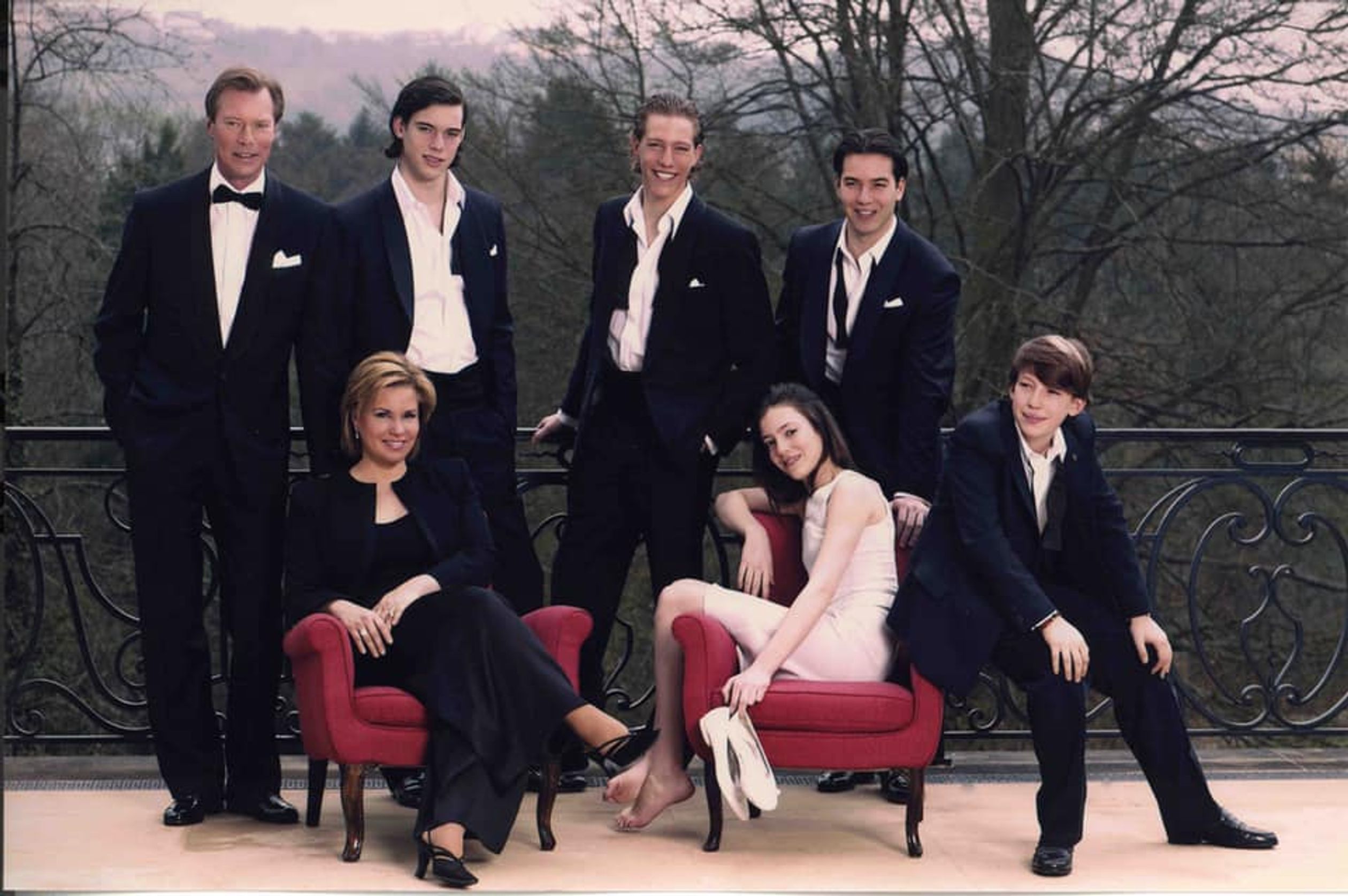 Het groothertogelijk paar poseert met hun vijf kinderen: Félix, Louis, Guillaume, Alexandra en