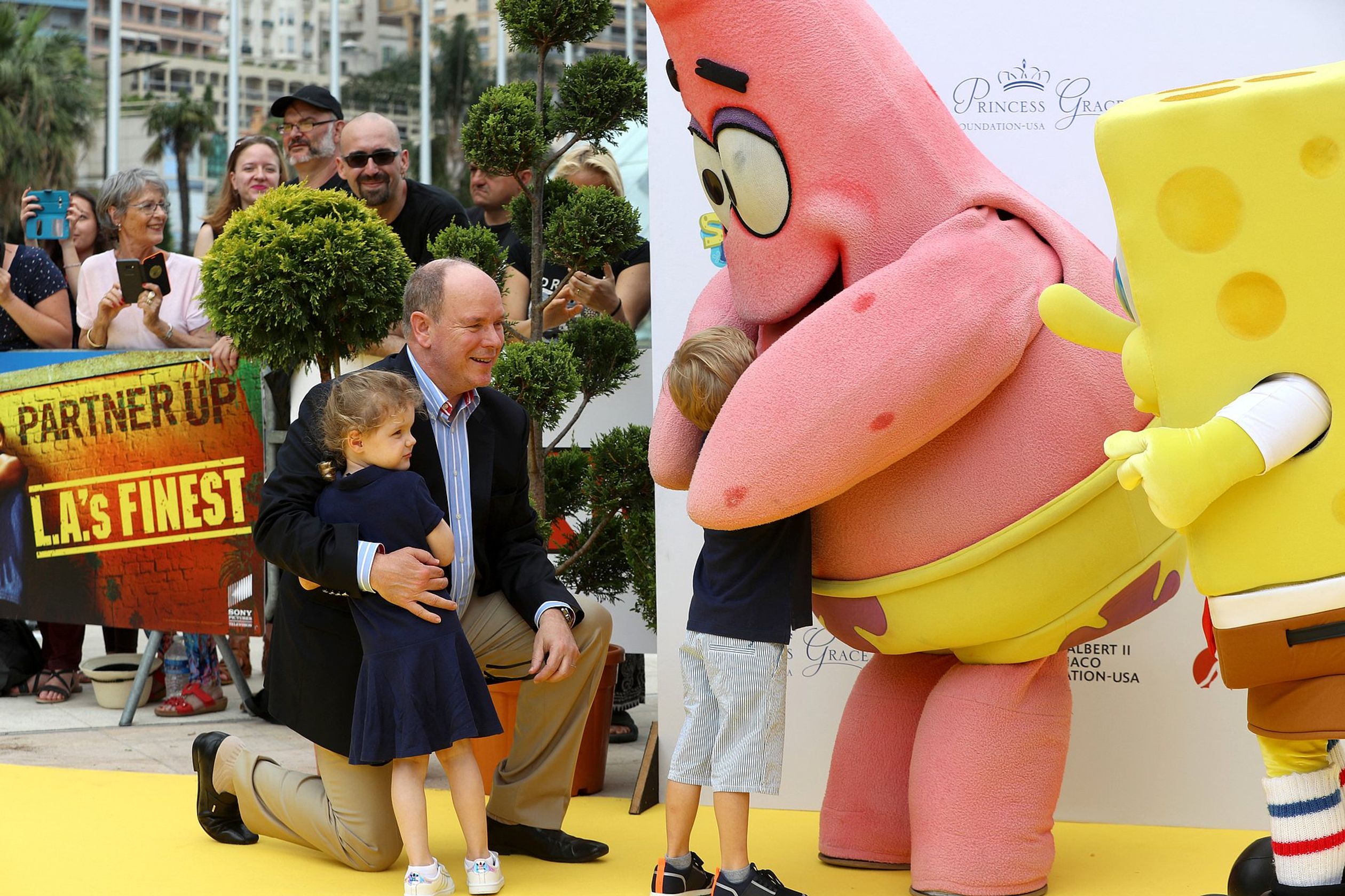 Jacques en Gabriella knuffelen personage Patrick uit Spongebob tijdens het televisiefestival van
