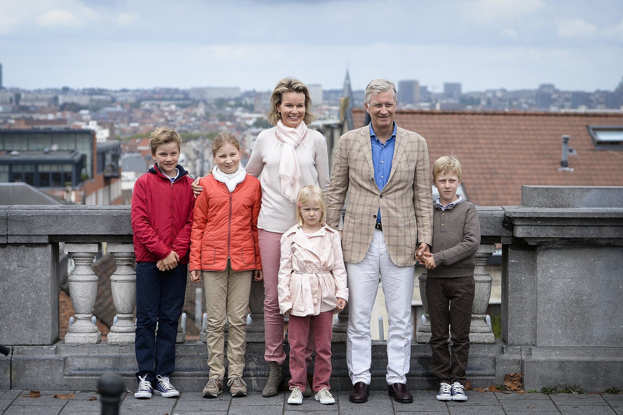 Koning Filip poseert met zijn gezin op een speciale autoloze-zondag in 2014.