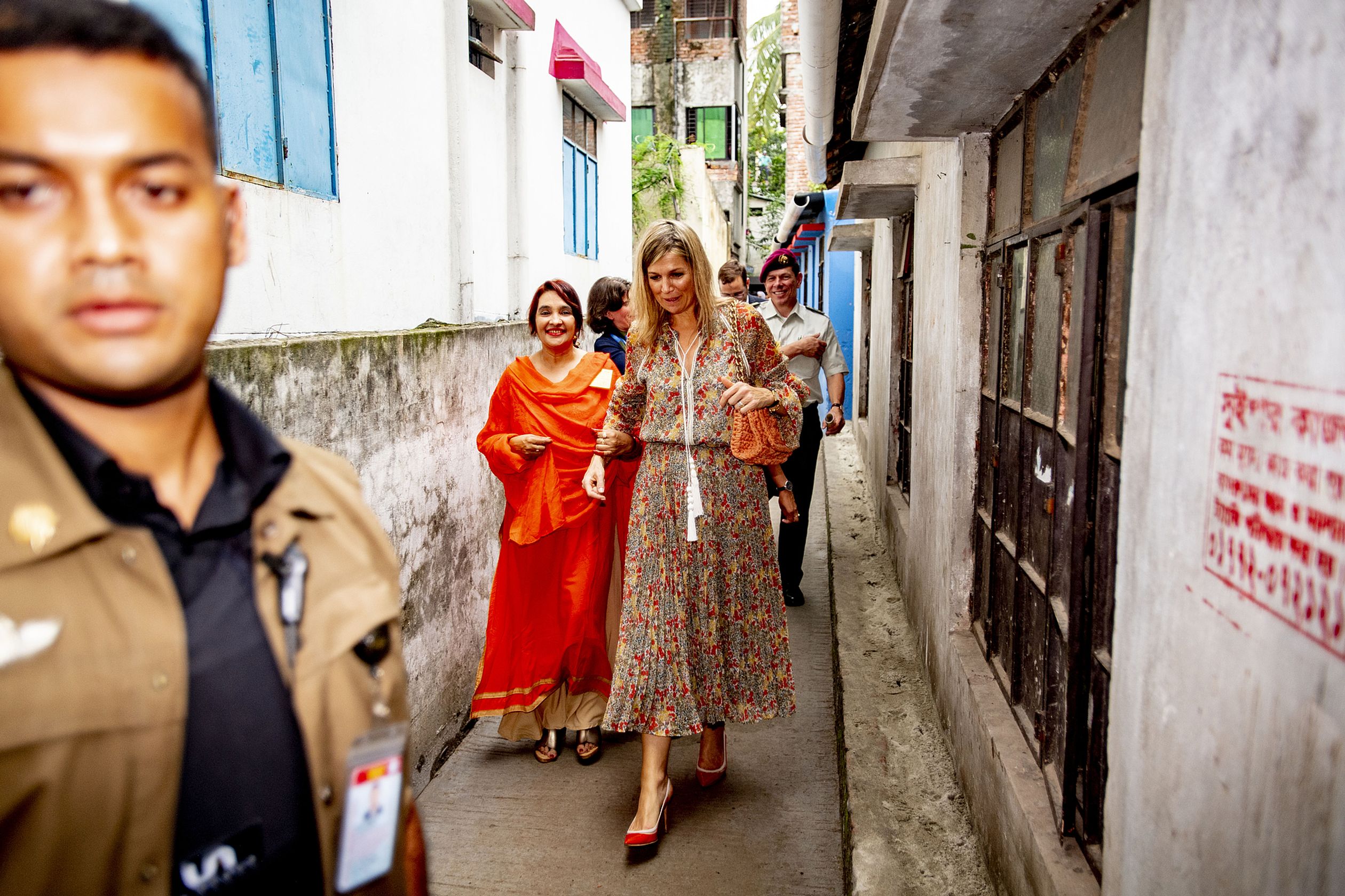 Ook reisde de koningin naar Bangladesh voor haar VN-werk. Ze droeg een kleurige lange japon.