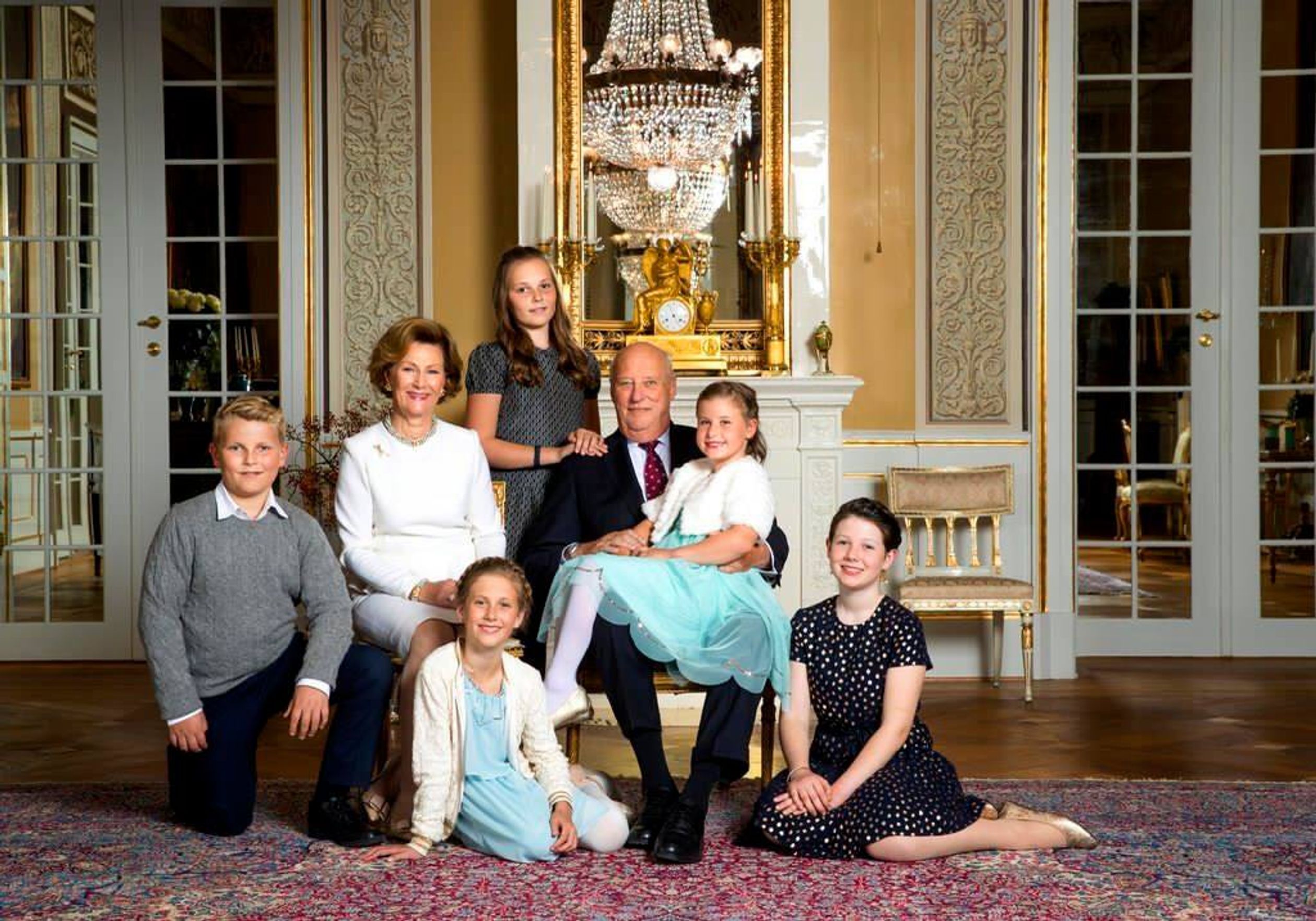 Noors-koningspaar-met-kleinkinderen.jpg