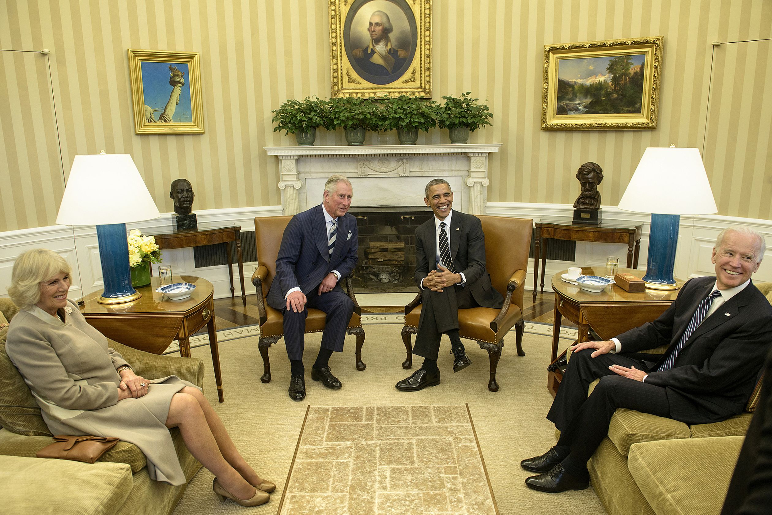 Biden met Charles, Camilla en Barack Obama in het Witte Huis.