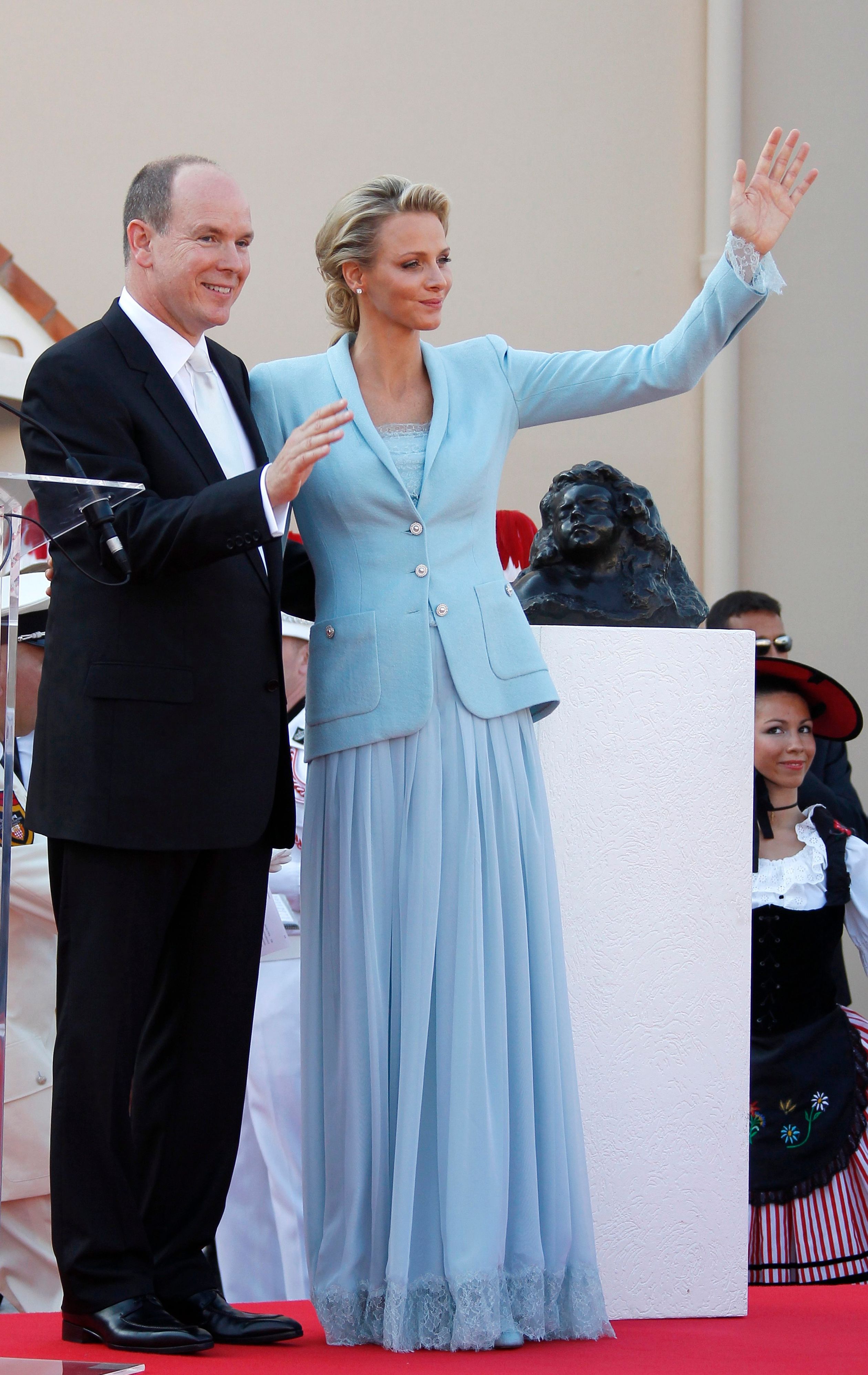 Prins Albert II van Monaco en prinses Charlene zwaaien naar de menigte na hun burgerlijke
