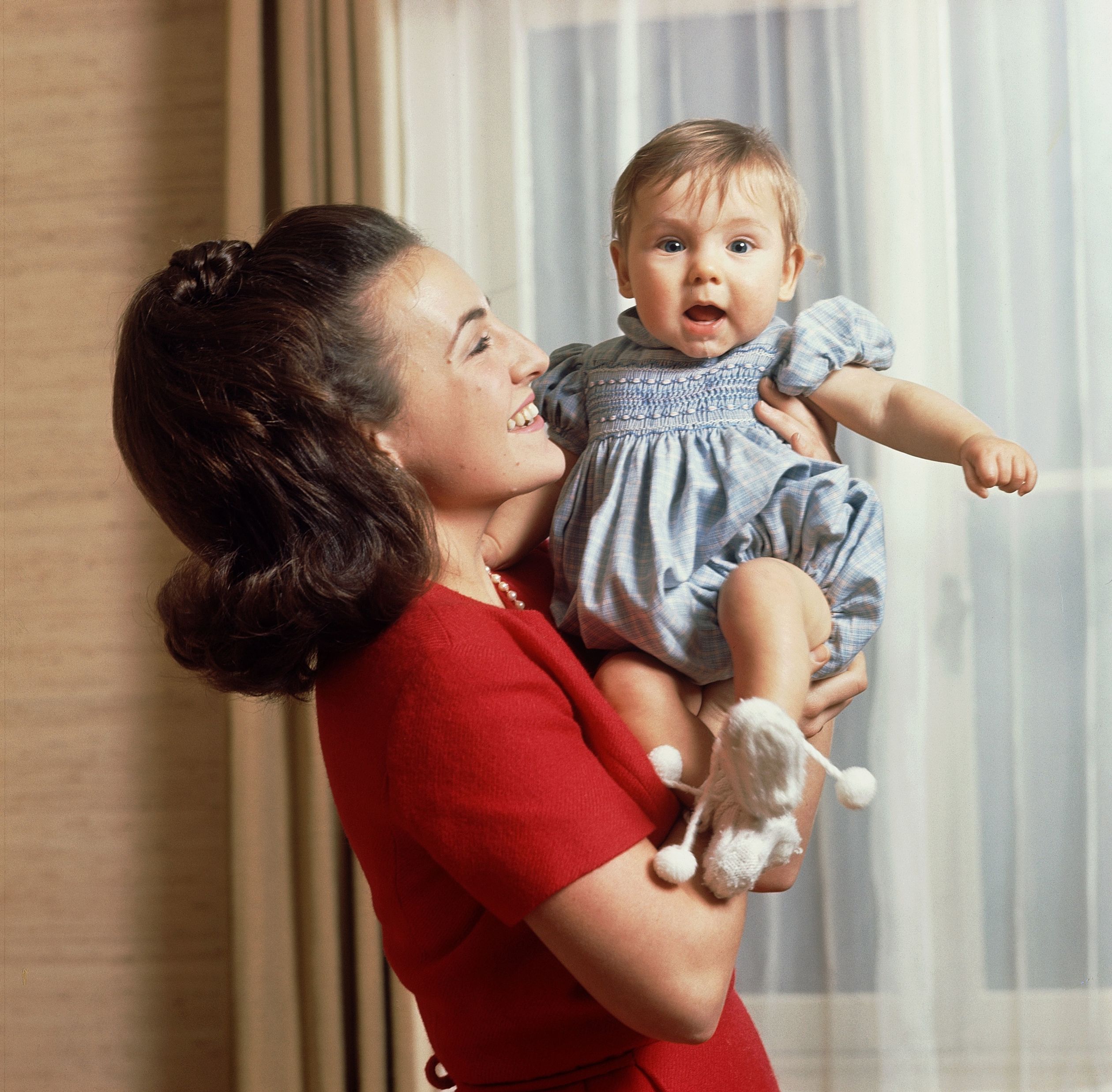 Een trotse moeder en blije baby, 1968. (Foto: Max Koot - RVD)