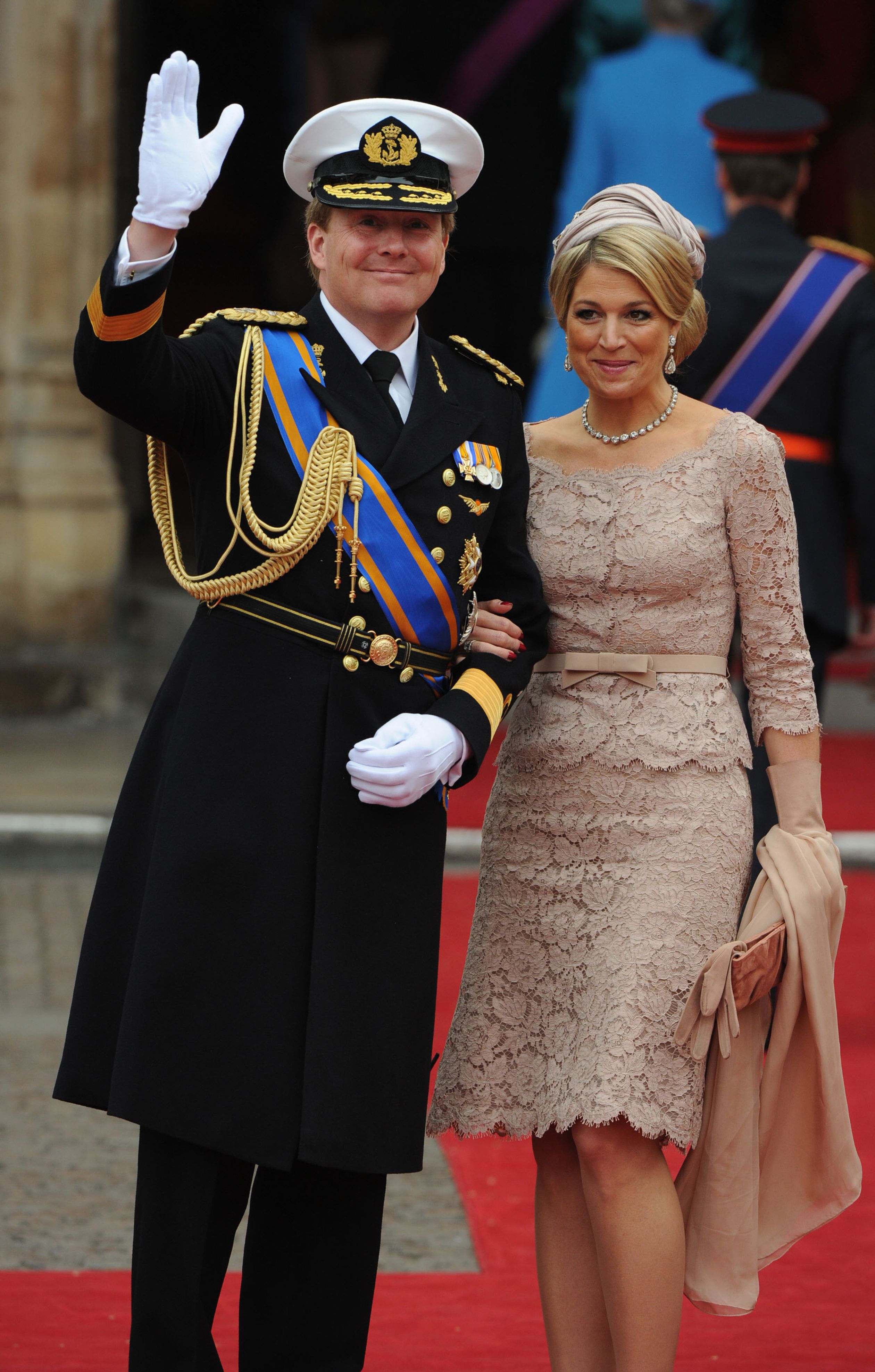 Koning Willem-Alexander en koningin Máxima, toen nog prins en prinses, komen aan bij de kerk.