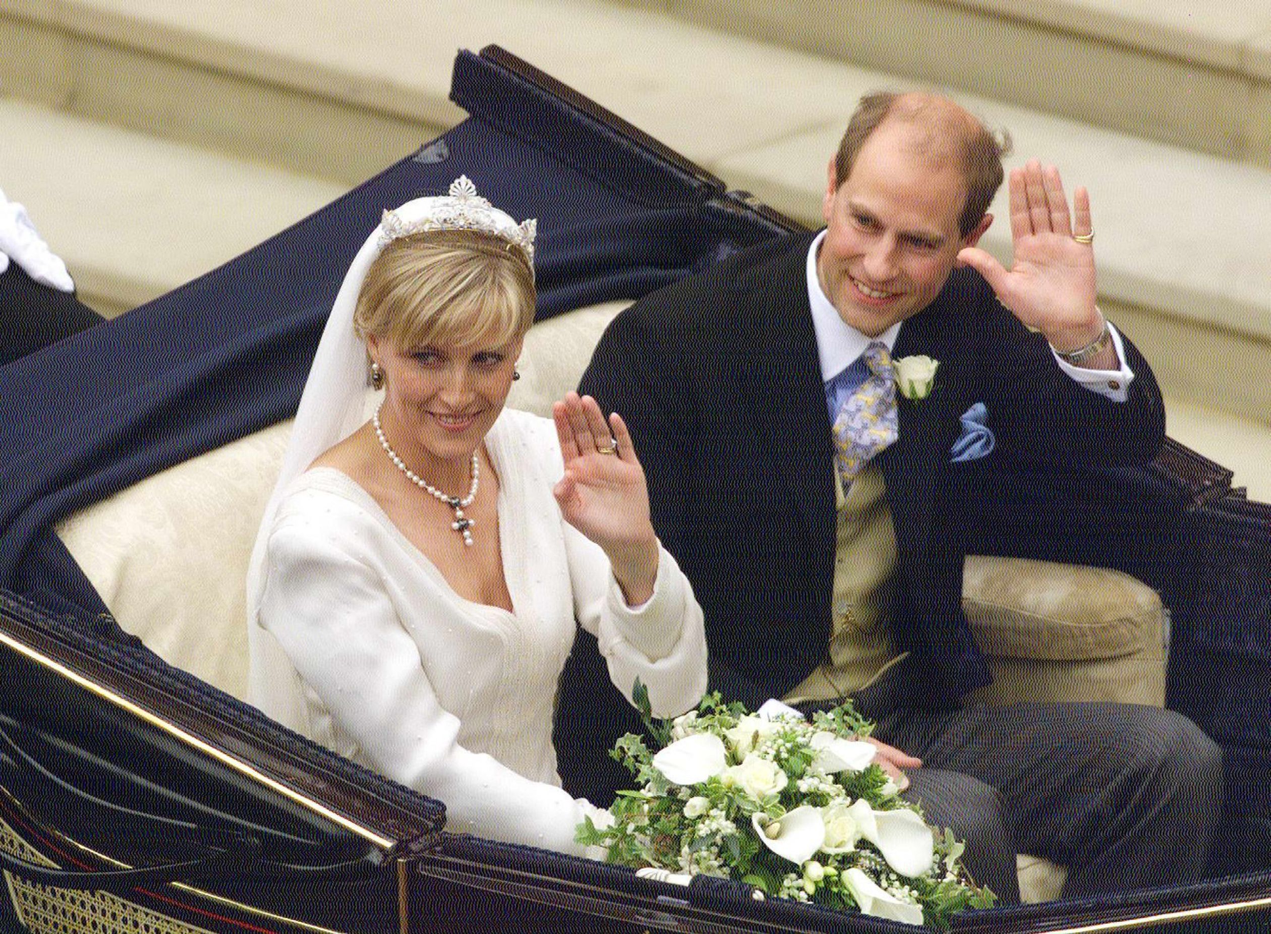 Prins Edward met zijn vrouw Sophie op hun huwelijk in 1999.