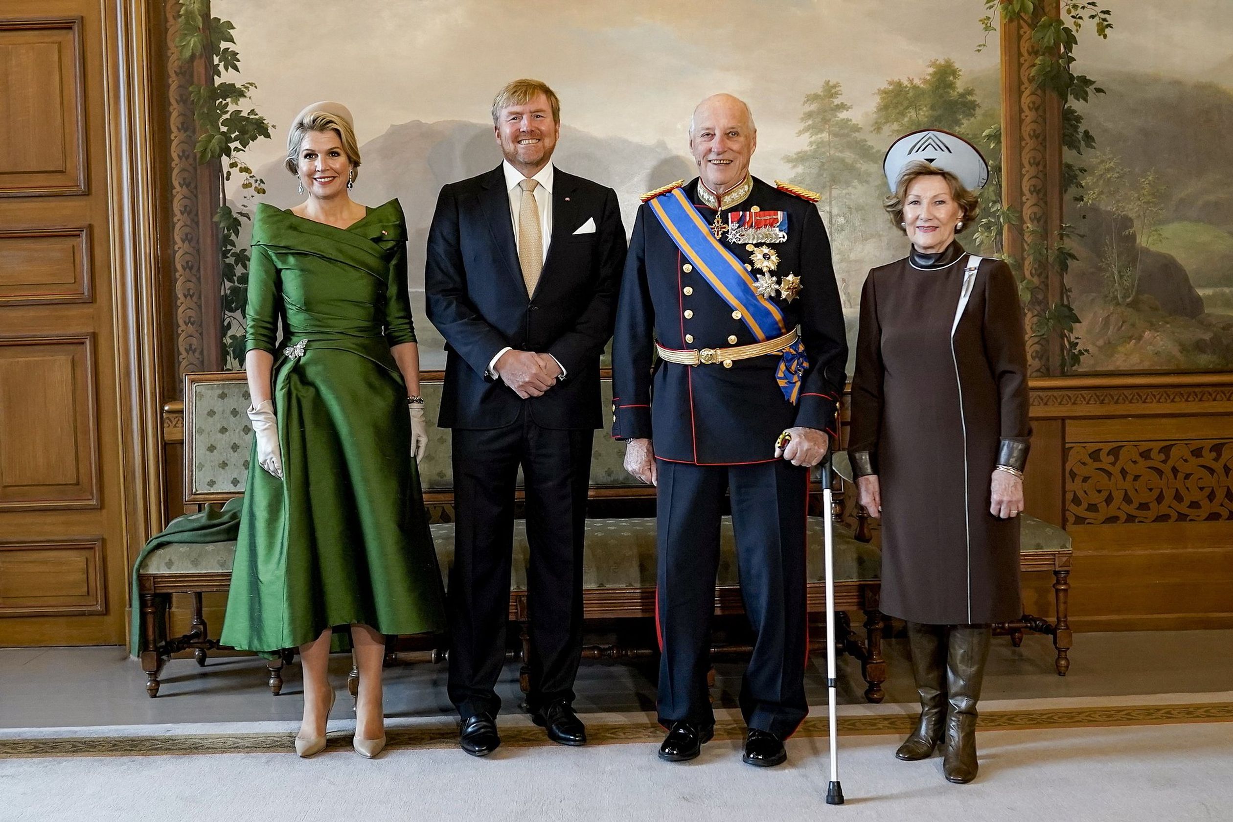 Het officiële fotomoment met koning Harald en koningin Sonja in het Koninklijk Paleis in Oslo.