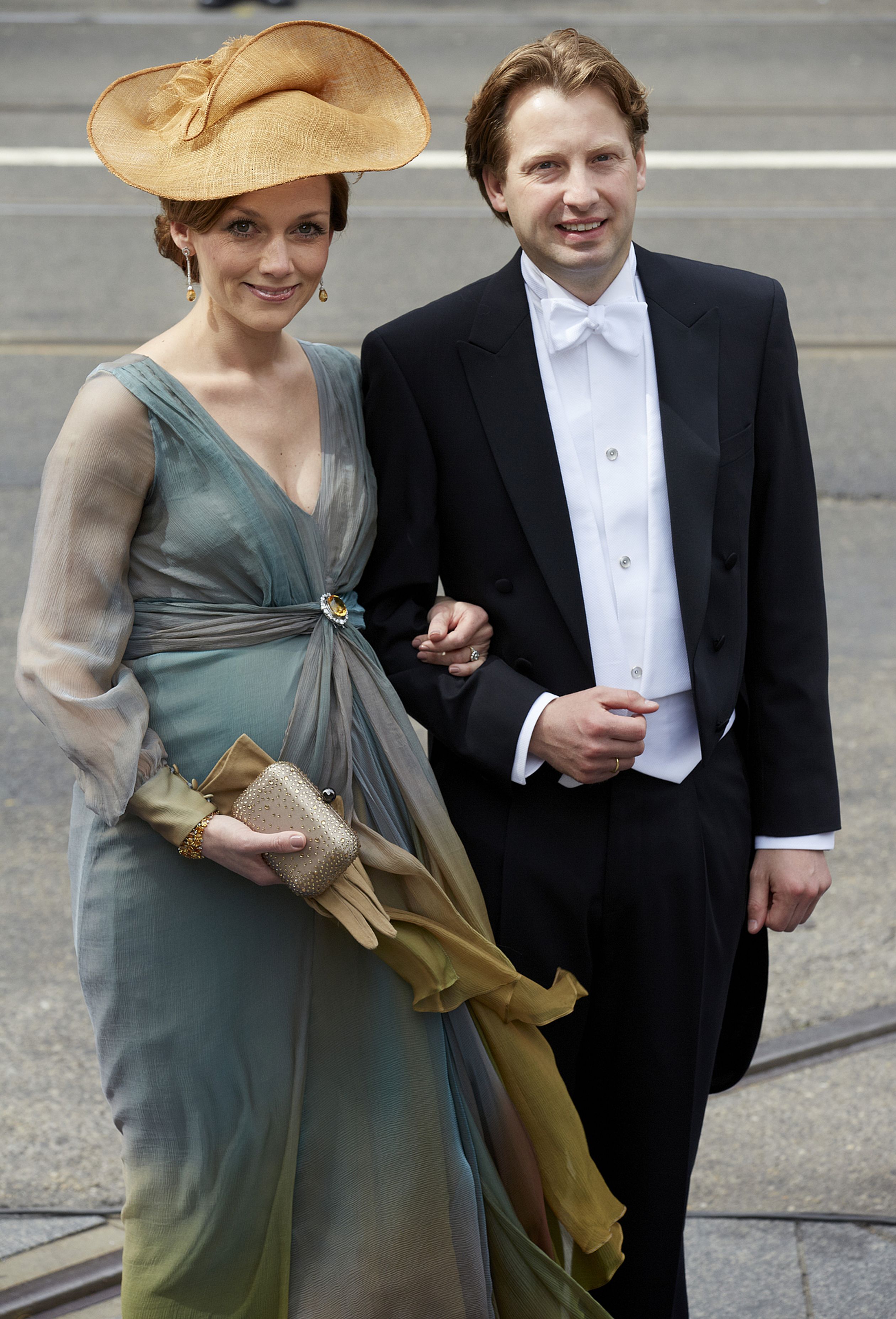 Prinses Aimée en prins Floris komen aan bij de Nieuwe Kerk in Amsterdam tijdens de inhuldiging van koning Willem-Alexander in 2013. De zwangere Aimée draagt een jurk die ze geleend heeft van Máxima.