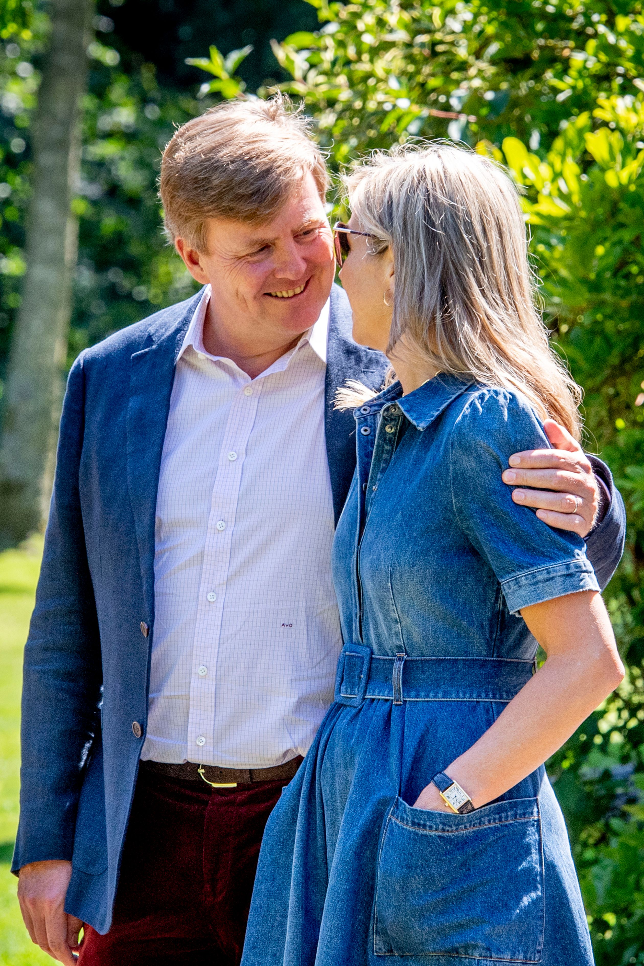 Koning Willem-Alexander en koningin Máxima tijdens de jaarlijkse koninklijke fotosessie in de tuin