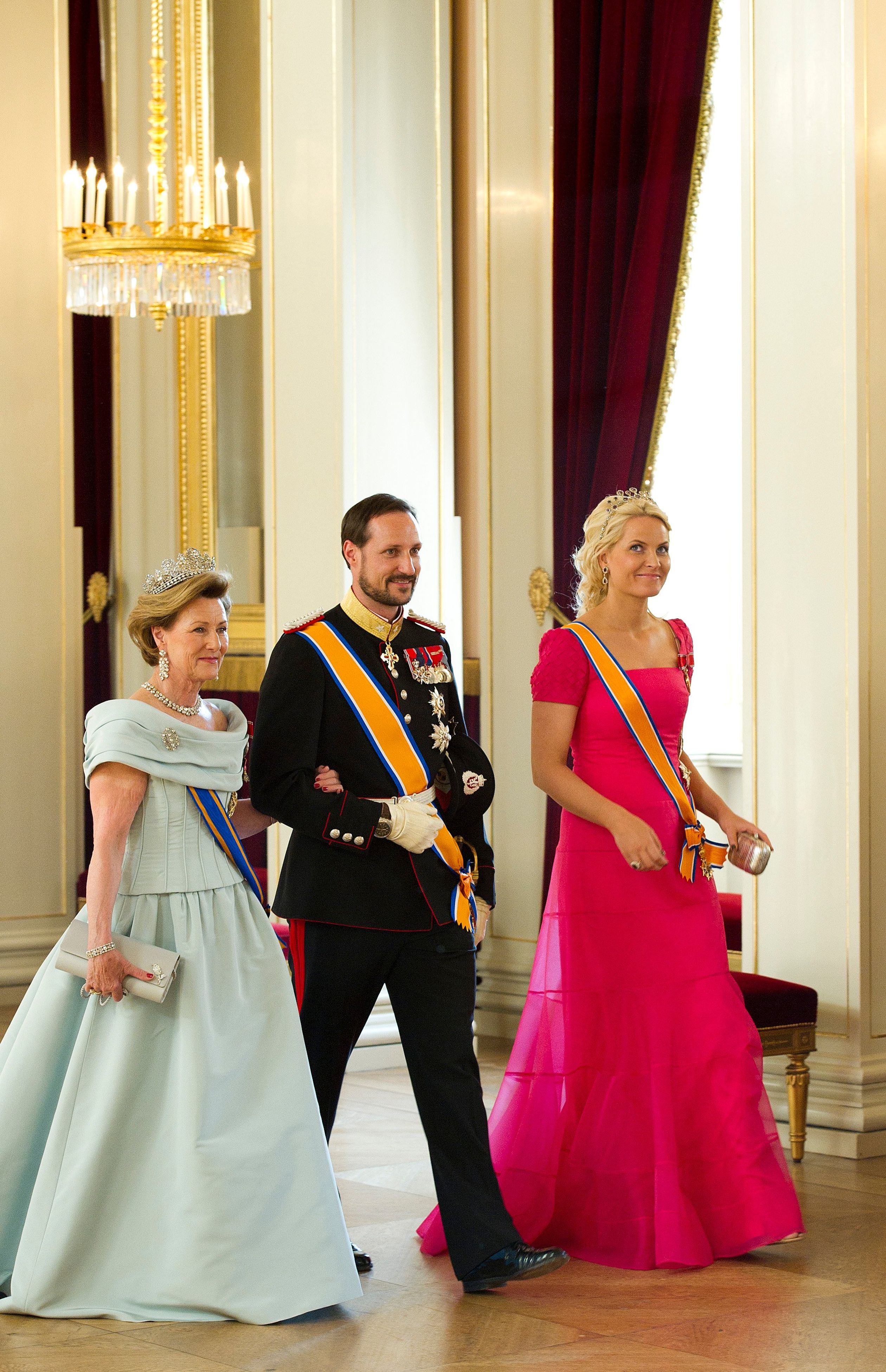 Samen met het kroonprinselijk paar naar het staatsbanket voor koningin Beatrix in het Koninklijk Paleis in Oslo, 2010.
