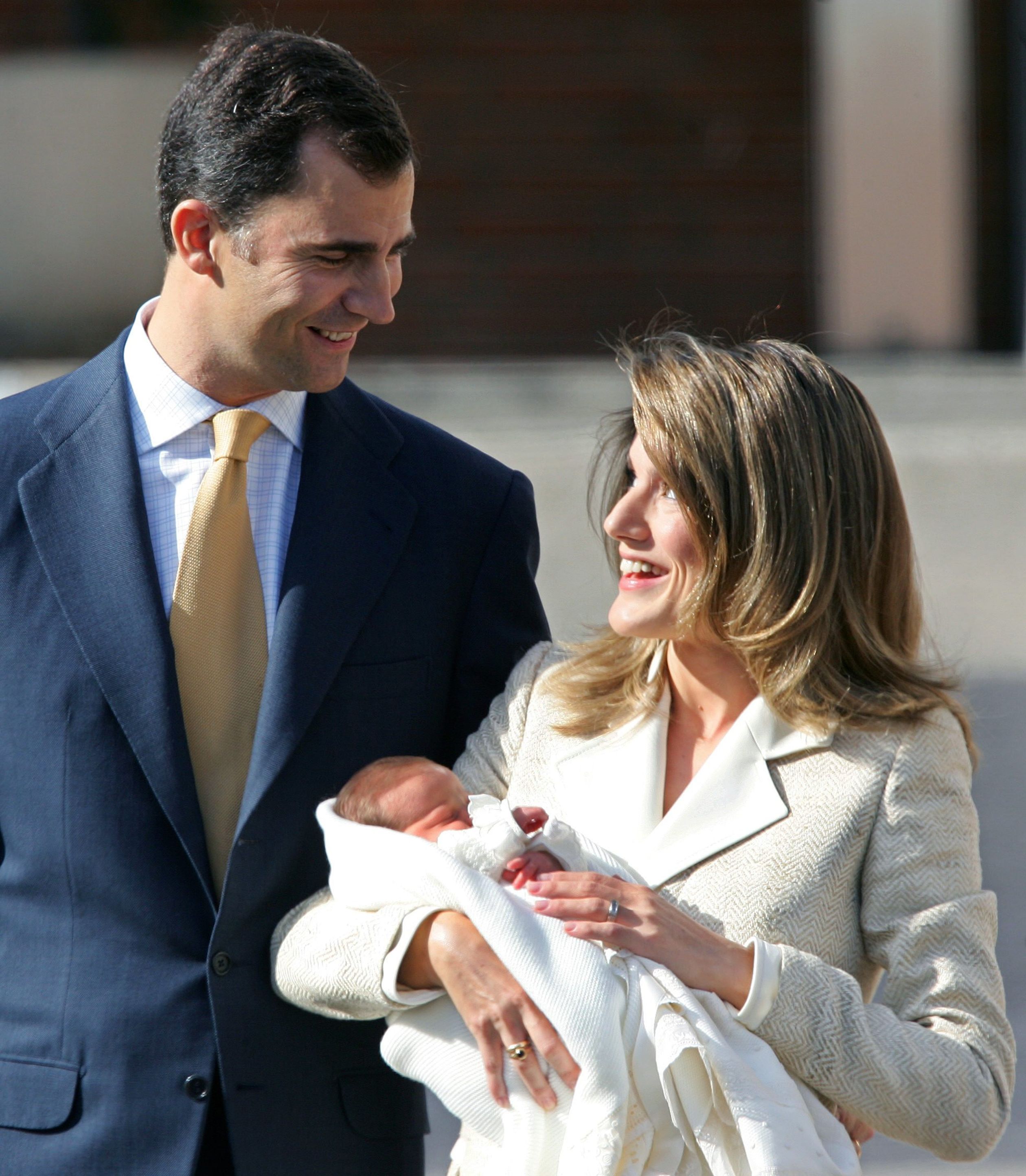 Trotse ouders Felipe en Letizia met pasgeboren Leonor.