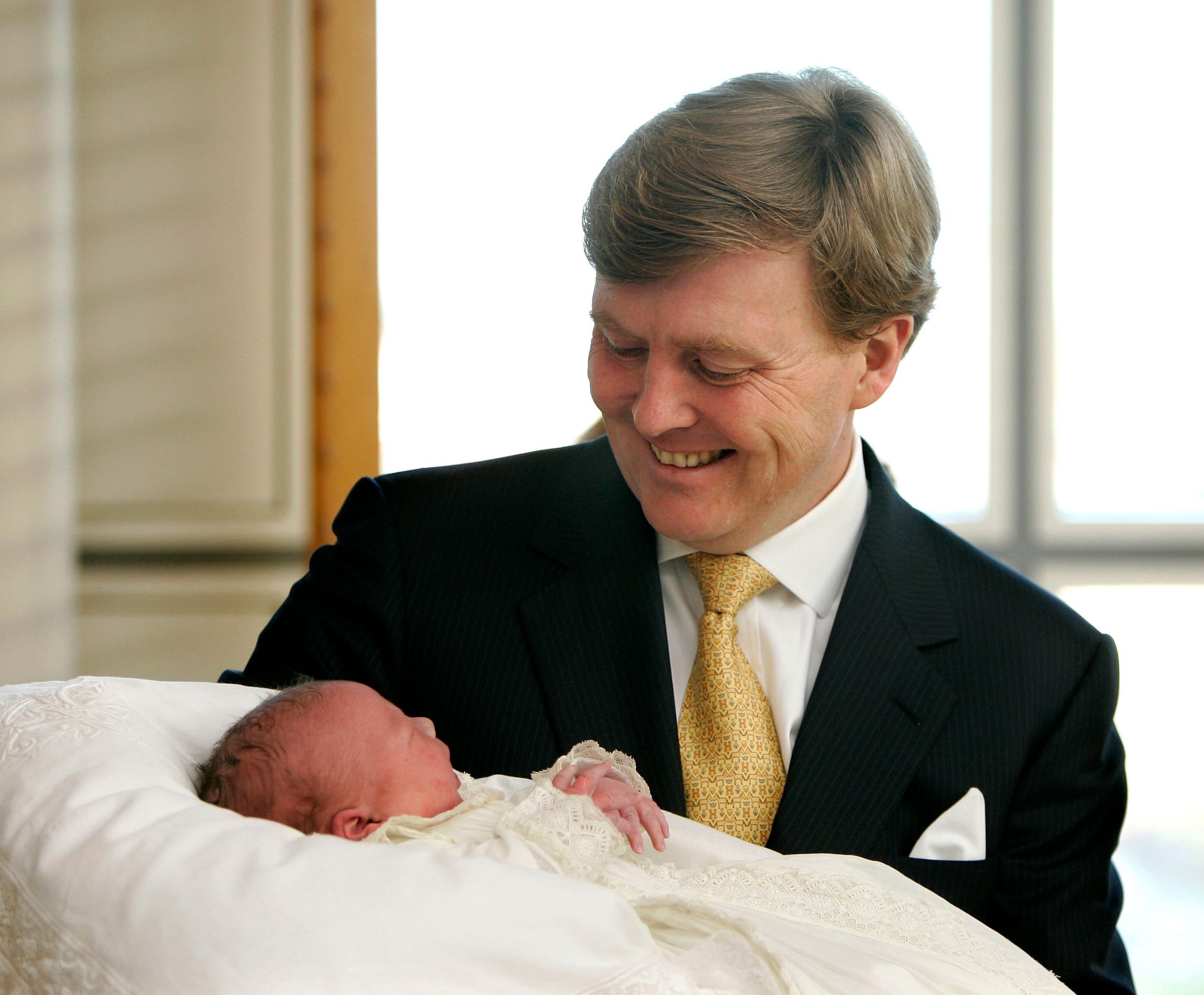 Willem-Alexander_toont_baby_Ariane.jpg