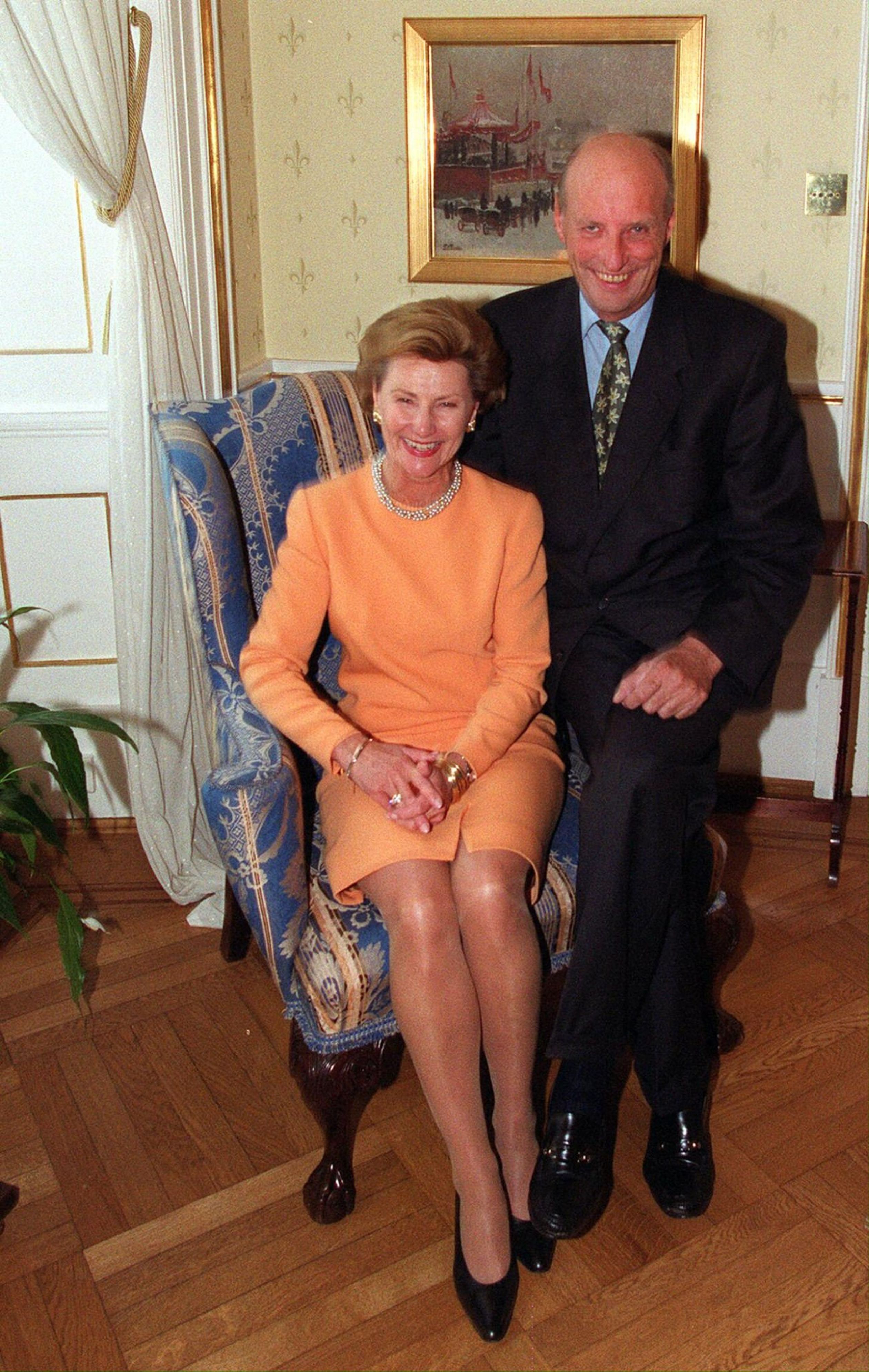 1999 - Harald en Sonja poseren voor de pers op het koninklijk paleis in Oslo.