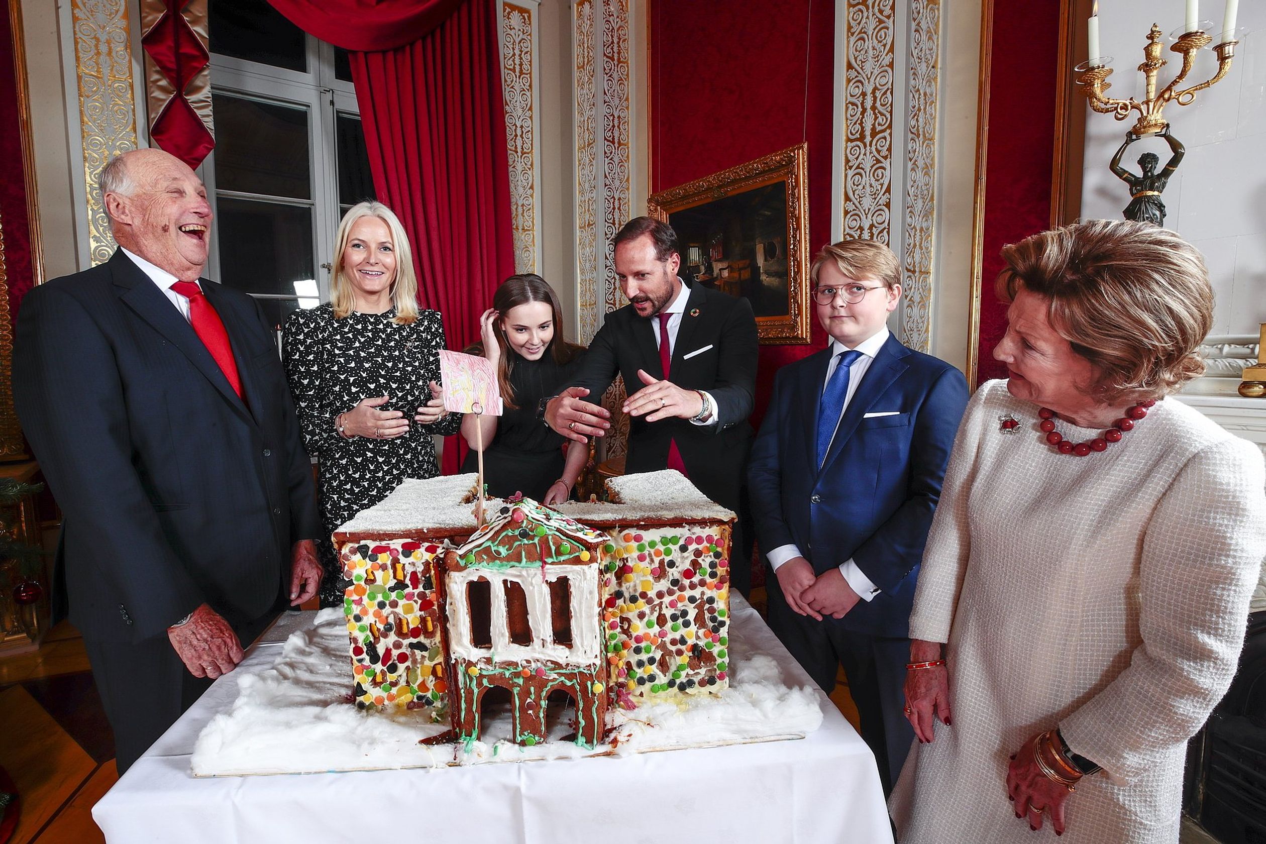 De Noorse koning Harald en koningin Sonja, kroonprins Haakon en zijn vrouw Mette-Marit met hun