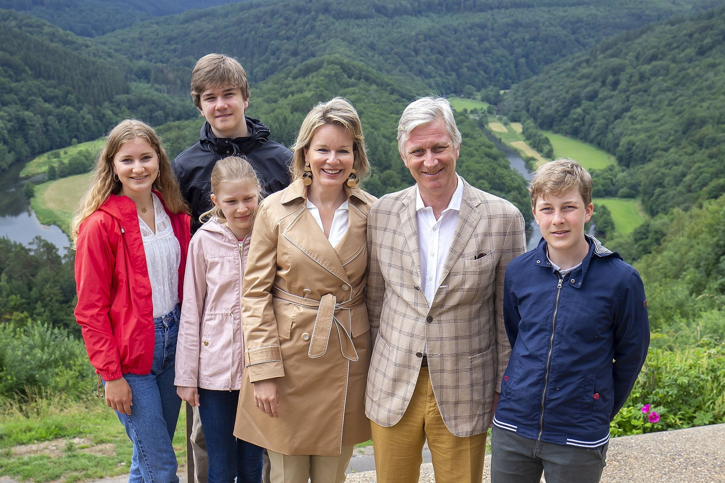 Het koninklijk gezin bezoekt twee plaatsen in België om de toeristisch sector te steunen.