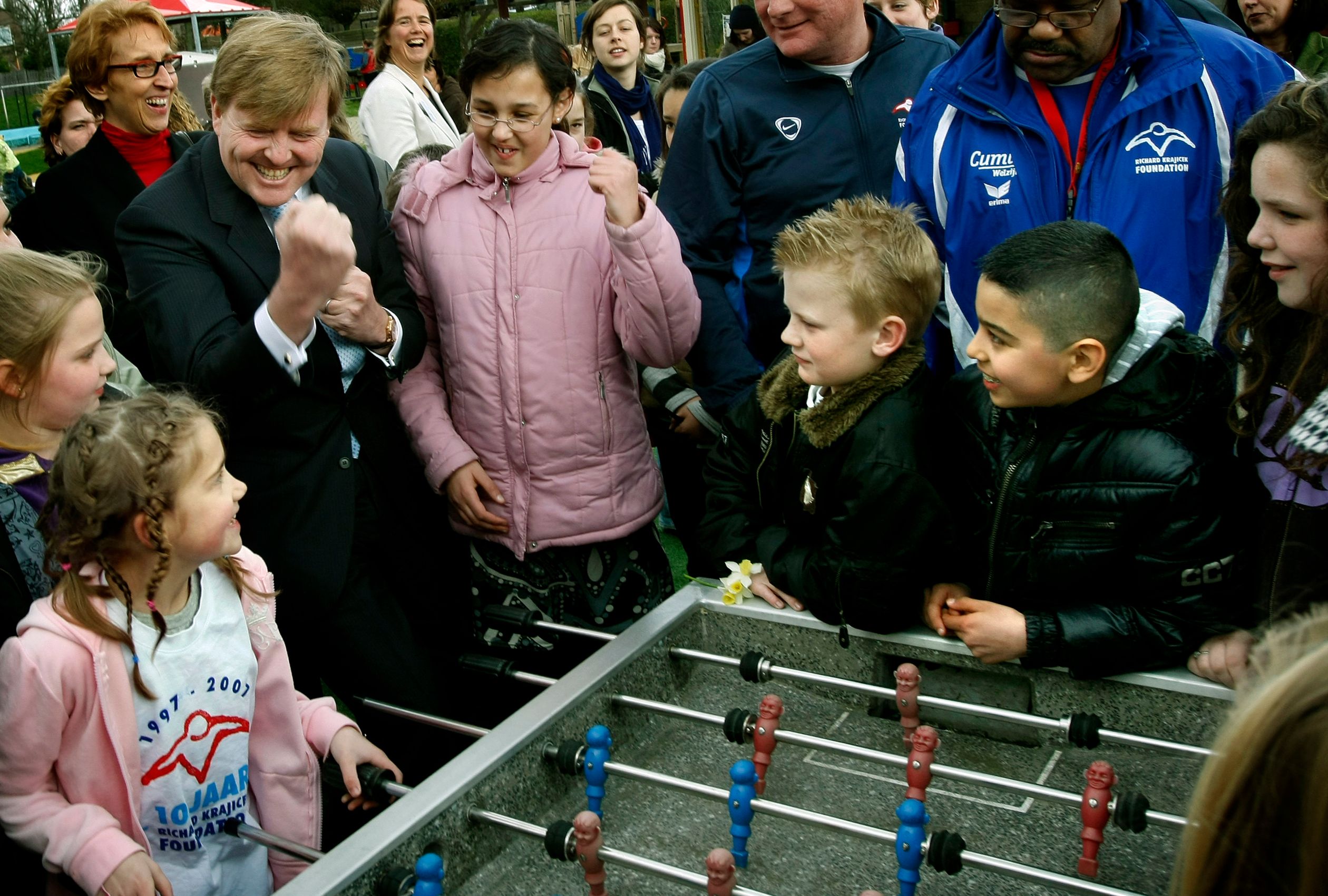 Yes! Willem-Alexander heeft gescoord tijdens een partijtje tafelvoetbal bij zijn bezoek aan