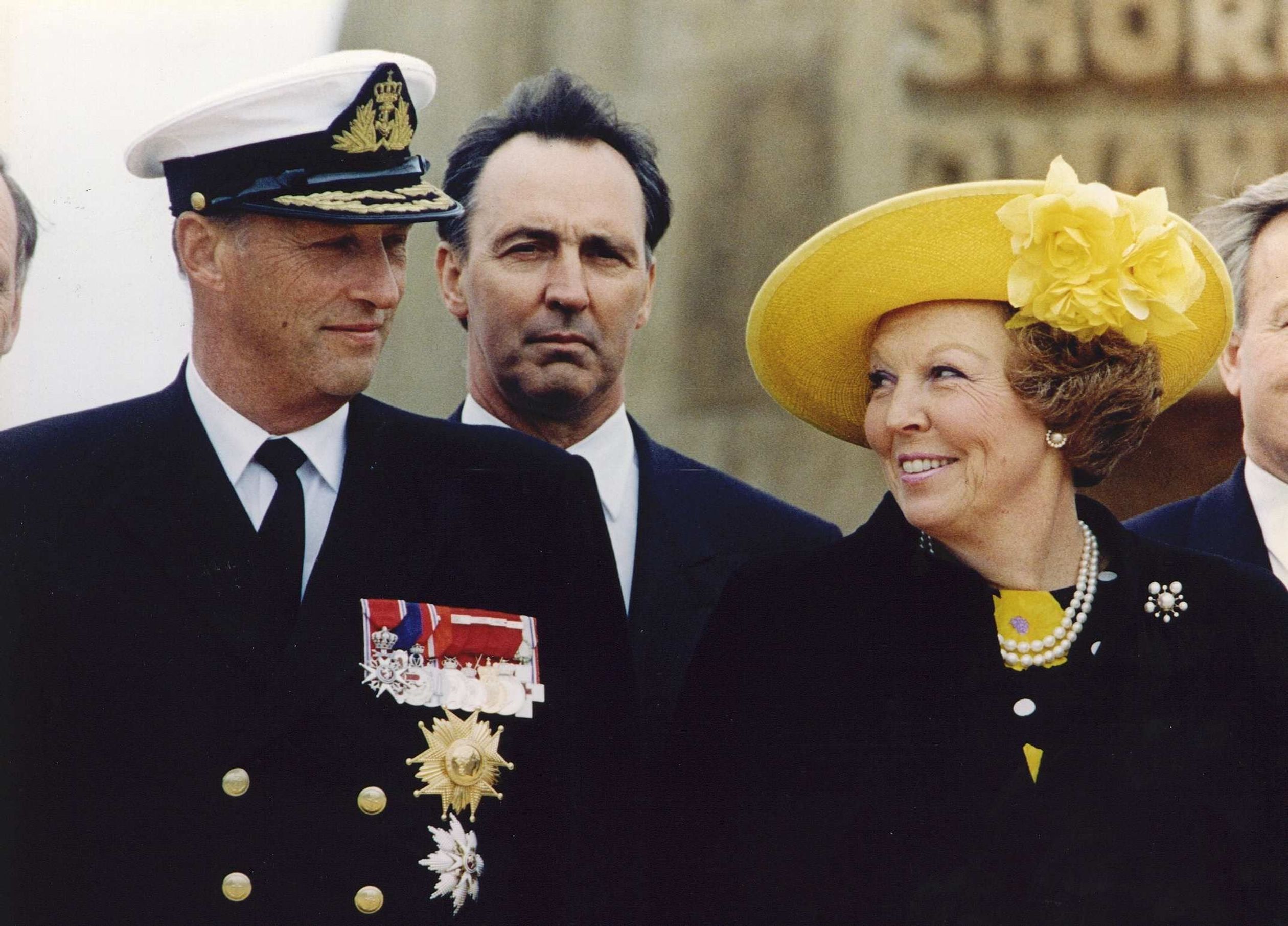 Koning Harald en koningin Beatrix tijdens de 50e herdenking van D-day op Omaha Beach in Frankrijk, 6
