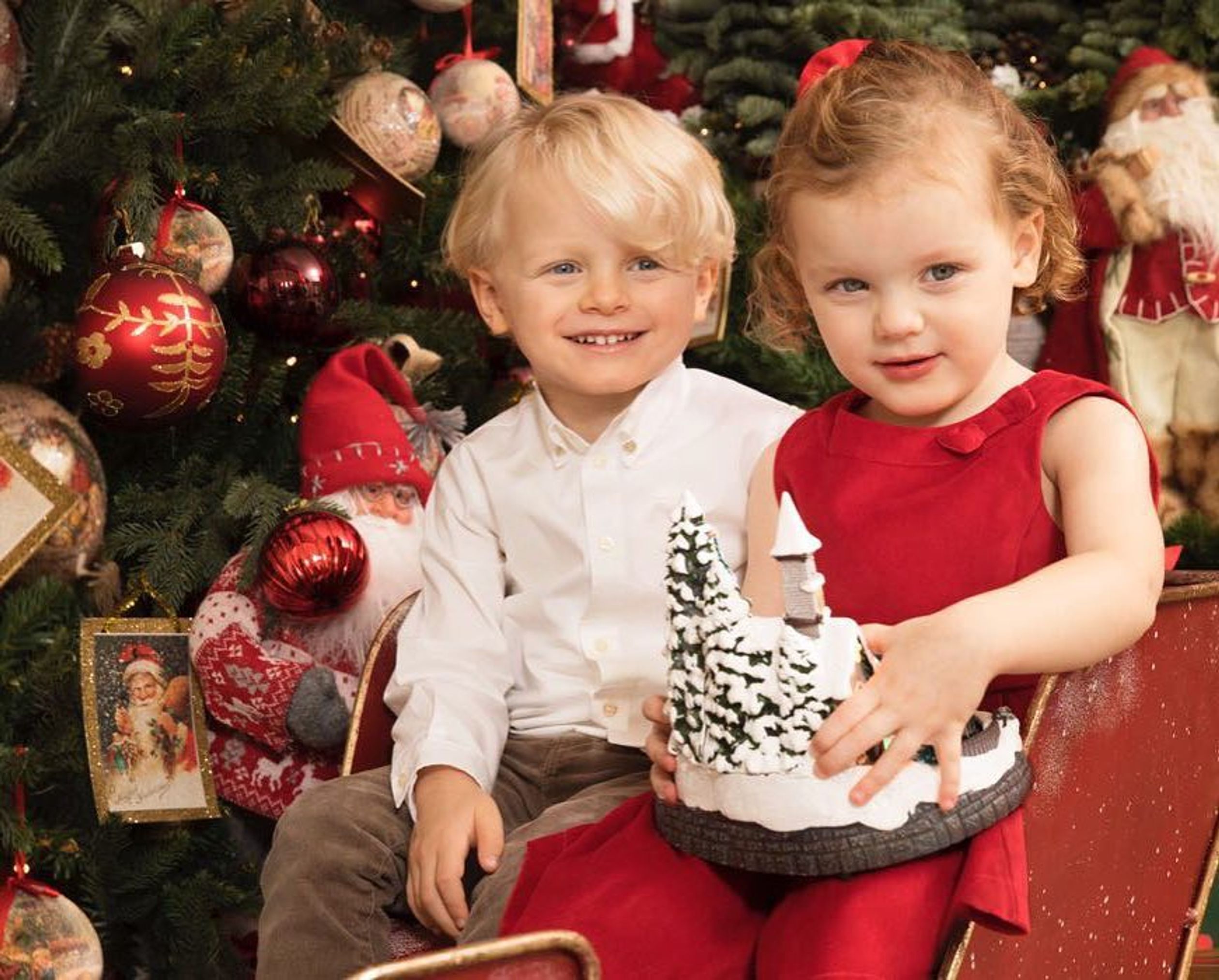 In 2017 poseert de tweeling in kerstkleding voor de kerstboom.
