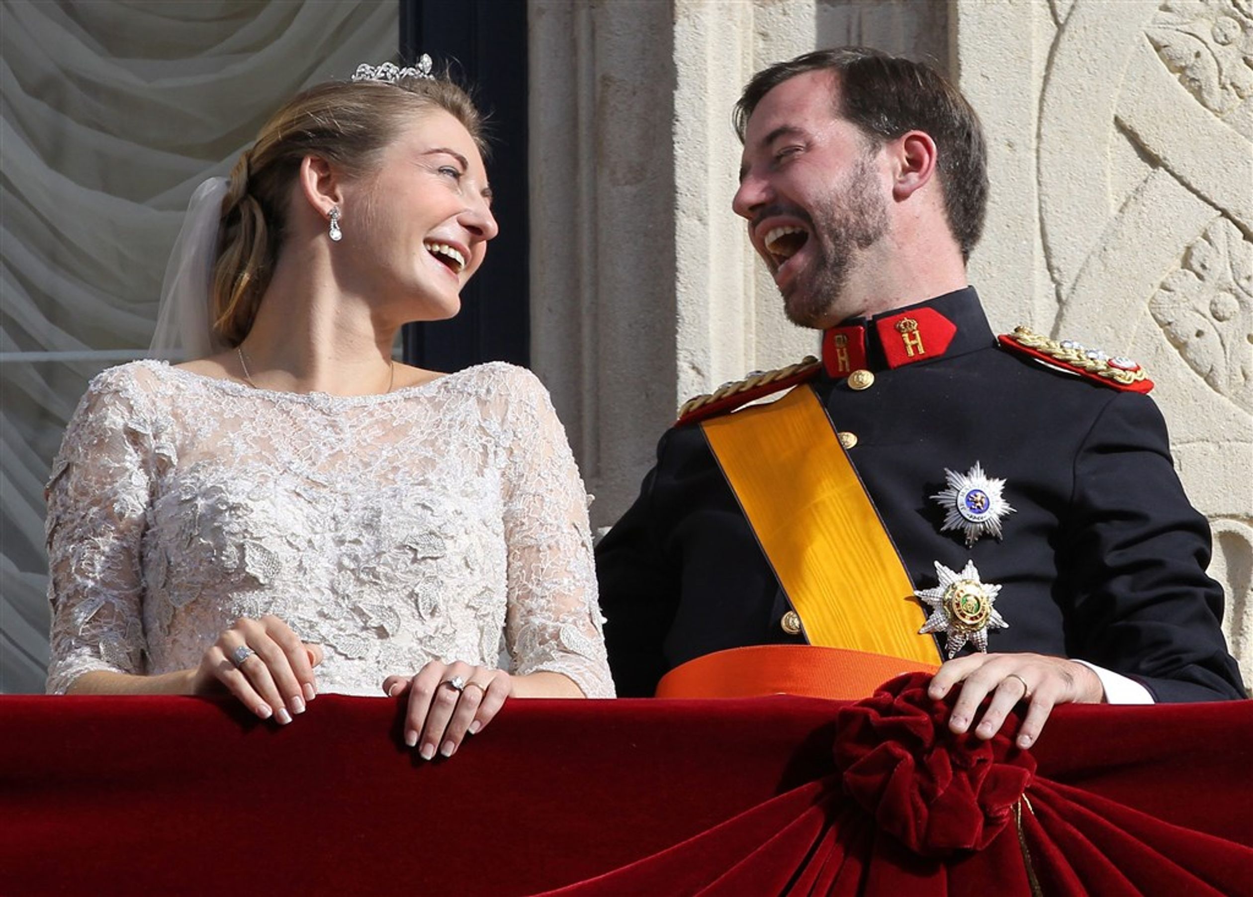 Een ander stel dat lachend is vastgelegd op het balkon na de huwelijksceremonie zijn erfgroothertog