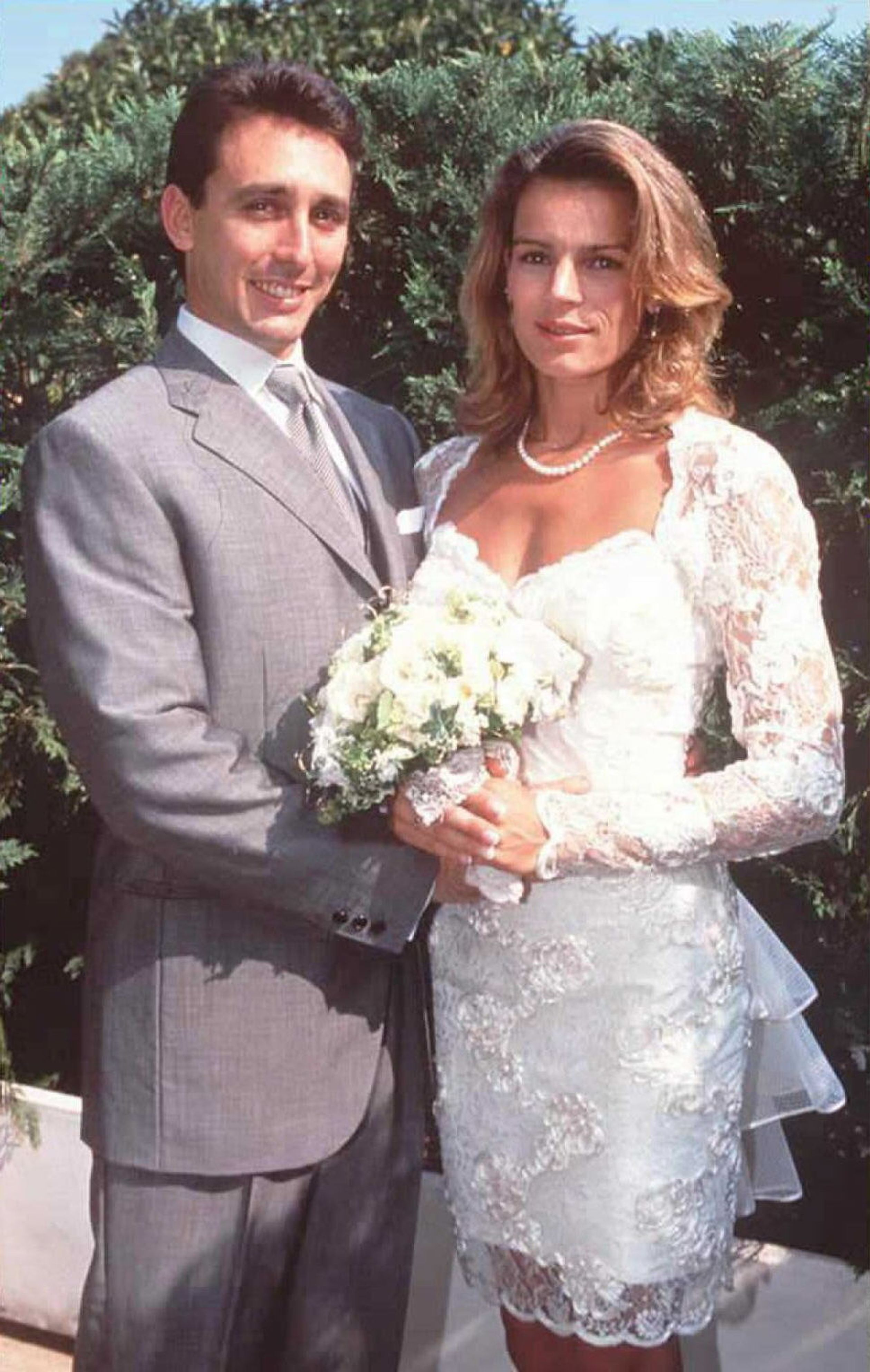 Prinses Stéphanie van Monaco en Daniel Ducruet poseren tijdens hun bruiloft in 1995.