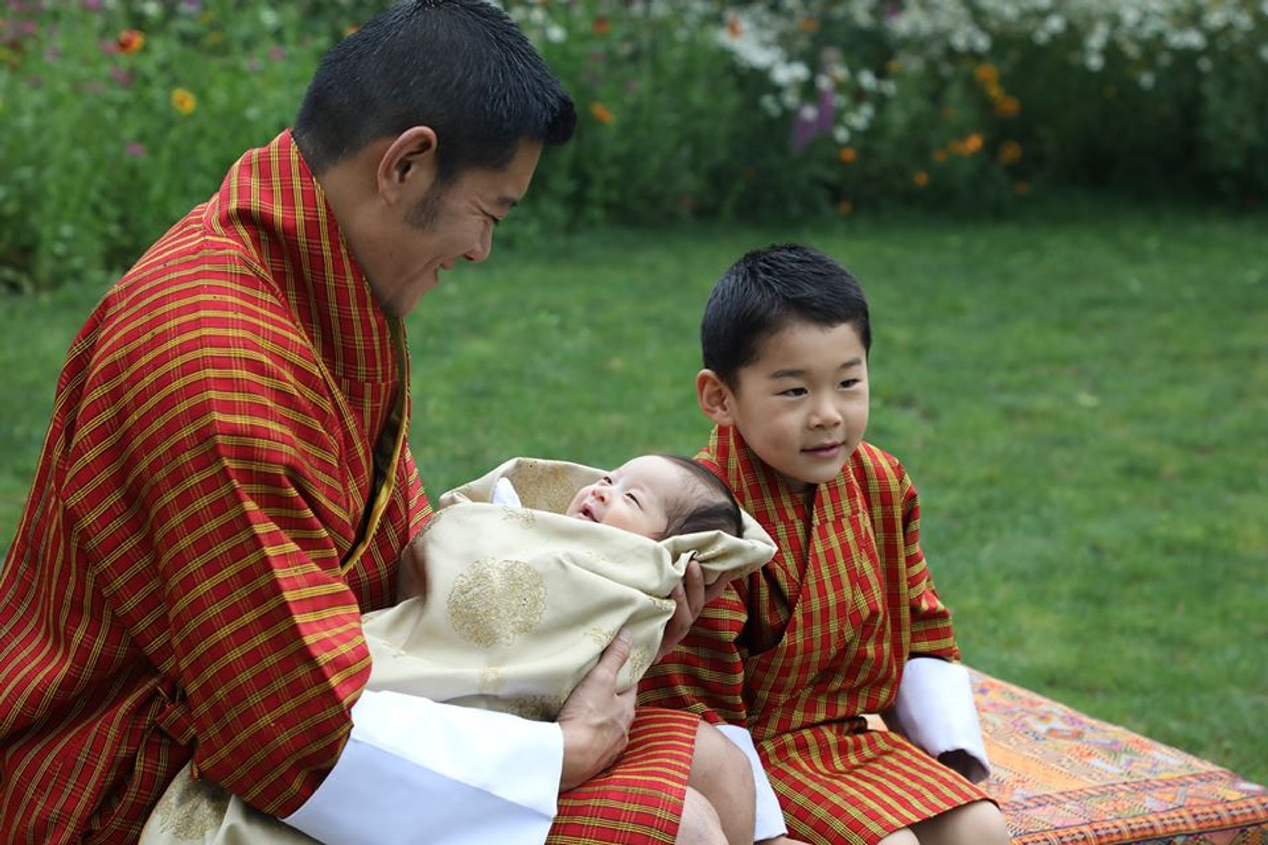 Koning_Bhutan_met_zoontjes.jpg