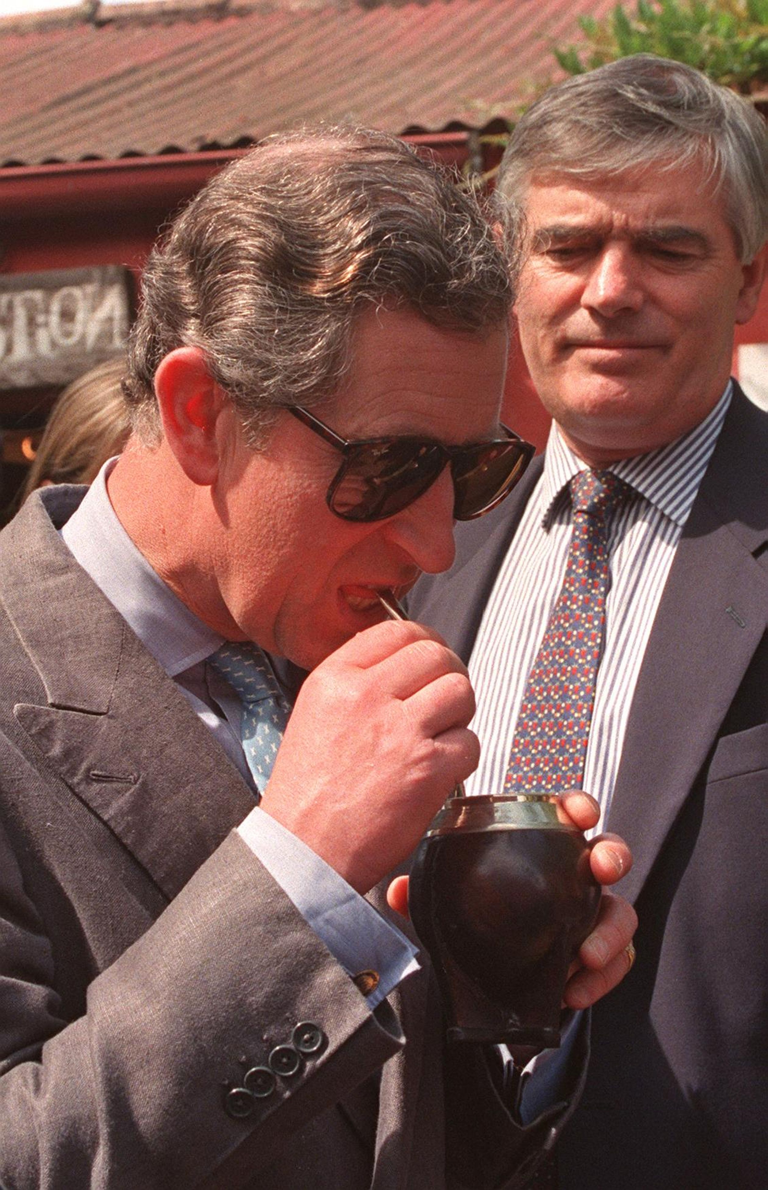 Charles probeert een lokaal drankje in Uruguay in 1999.
