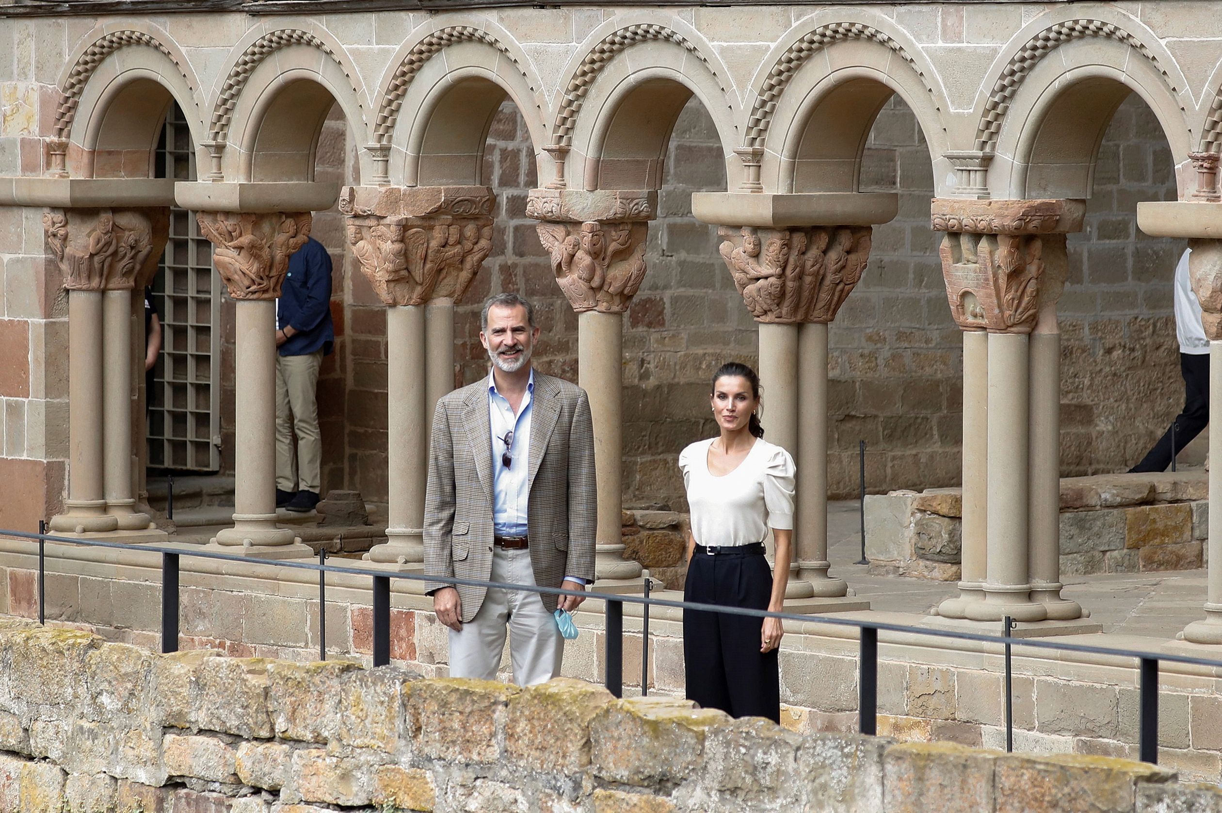 Video: Felipe en Letizia zetten bezoek door in klooster
