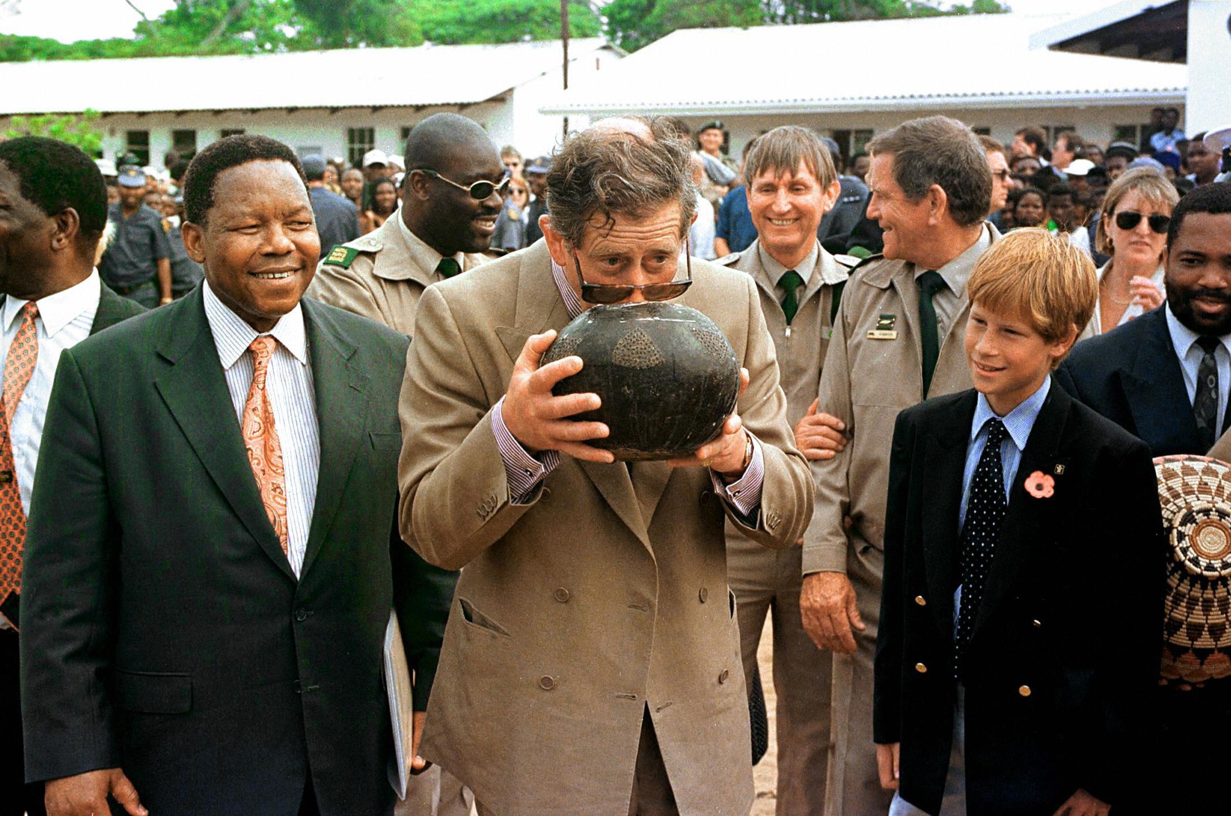 Prins Charles drinkt traditionele Zulu bier uit een calabash tijdens een bezoek aan Zuid-Afrika. Ook