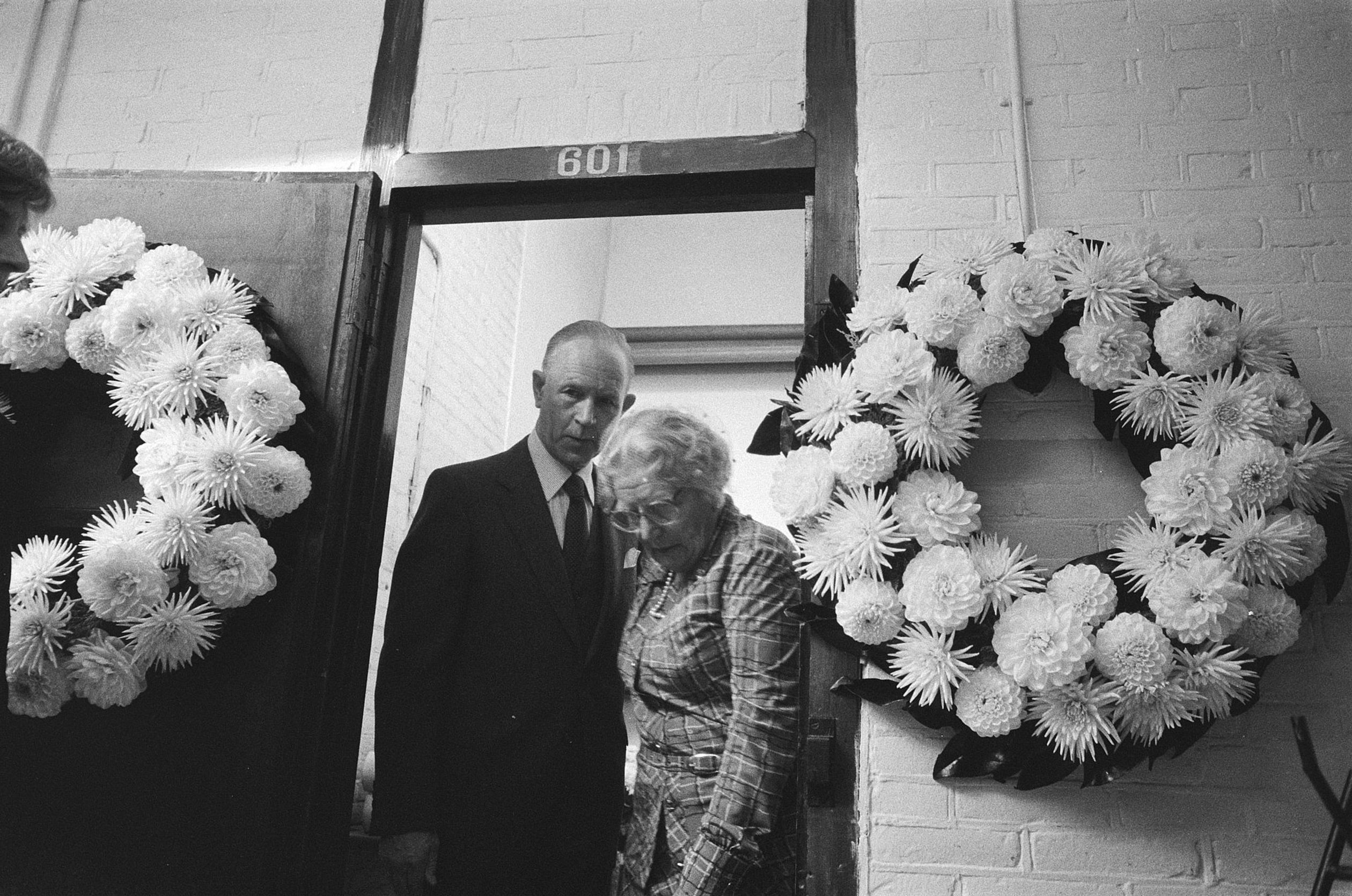 Koningin Juliana en Wim Bos – toenmalig voorzitter van het Comité Oranjehotel – bij Dodencel 601,