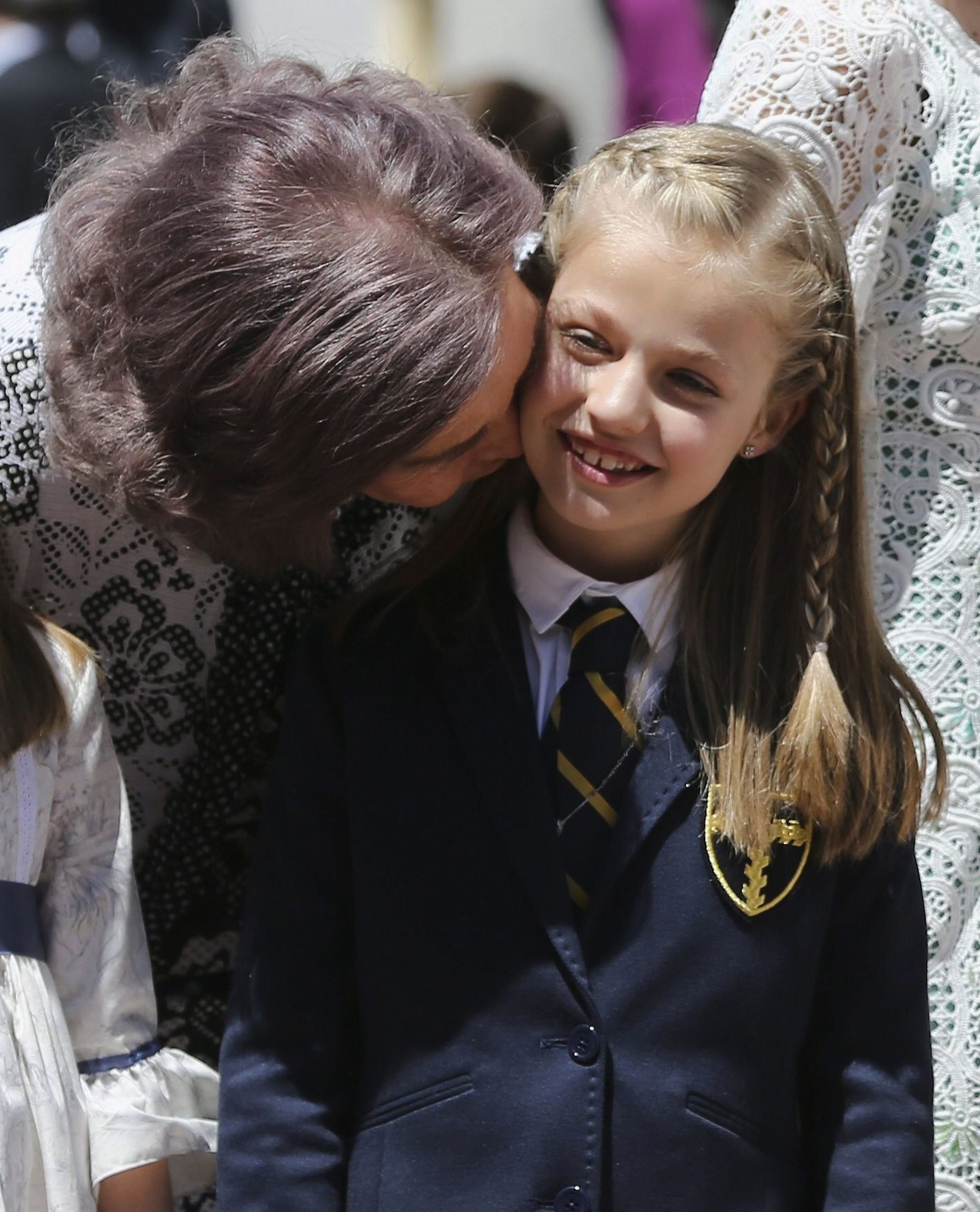 Leonor krijgt een kus van koningin Sofia bij haar eerste communie in 2015.
