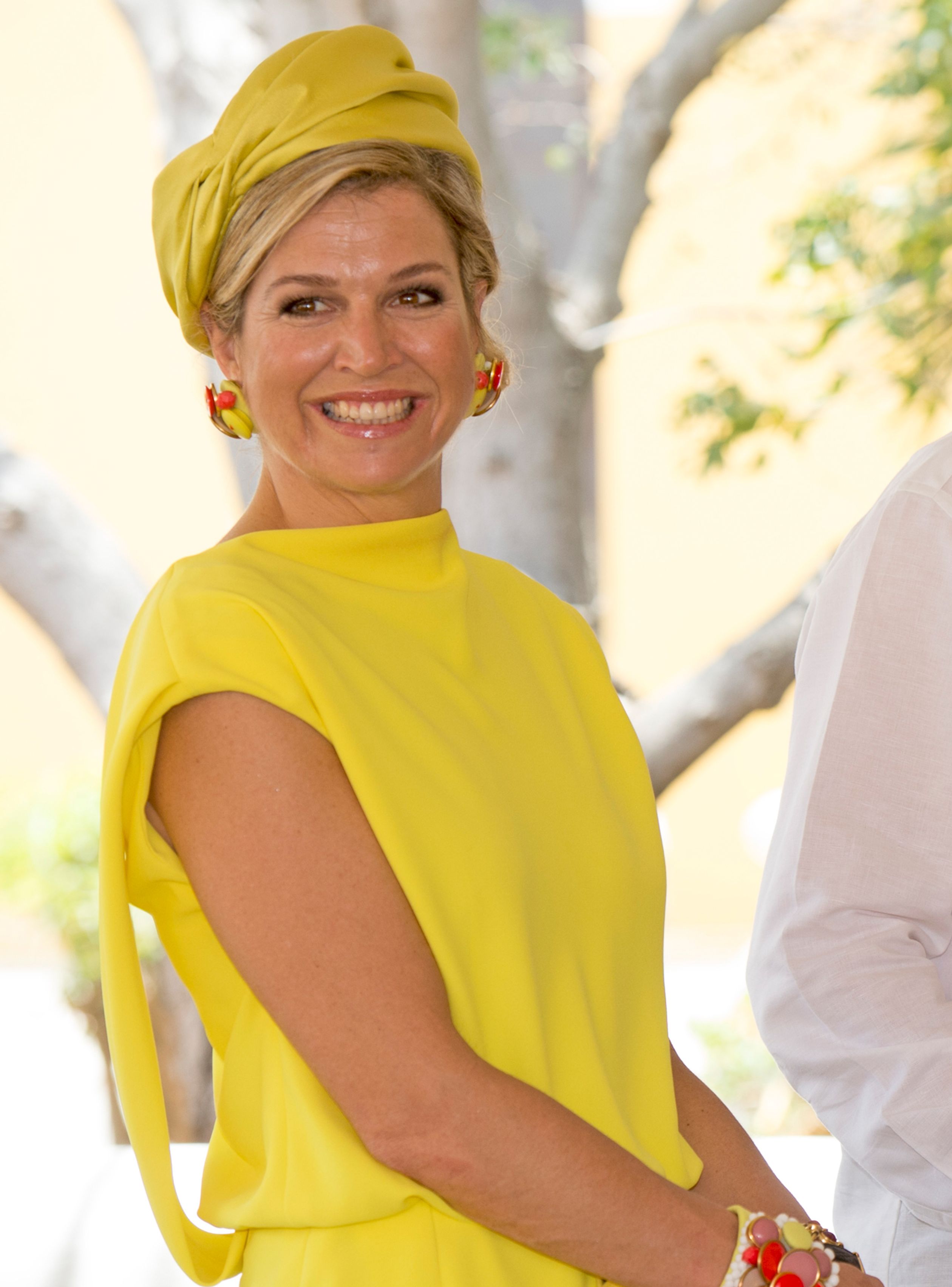 Een zonnige look op Bonaire! Een gele japon van Natan en een gele turban van Fabienne Delvigne.