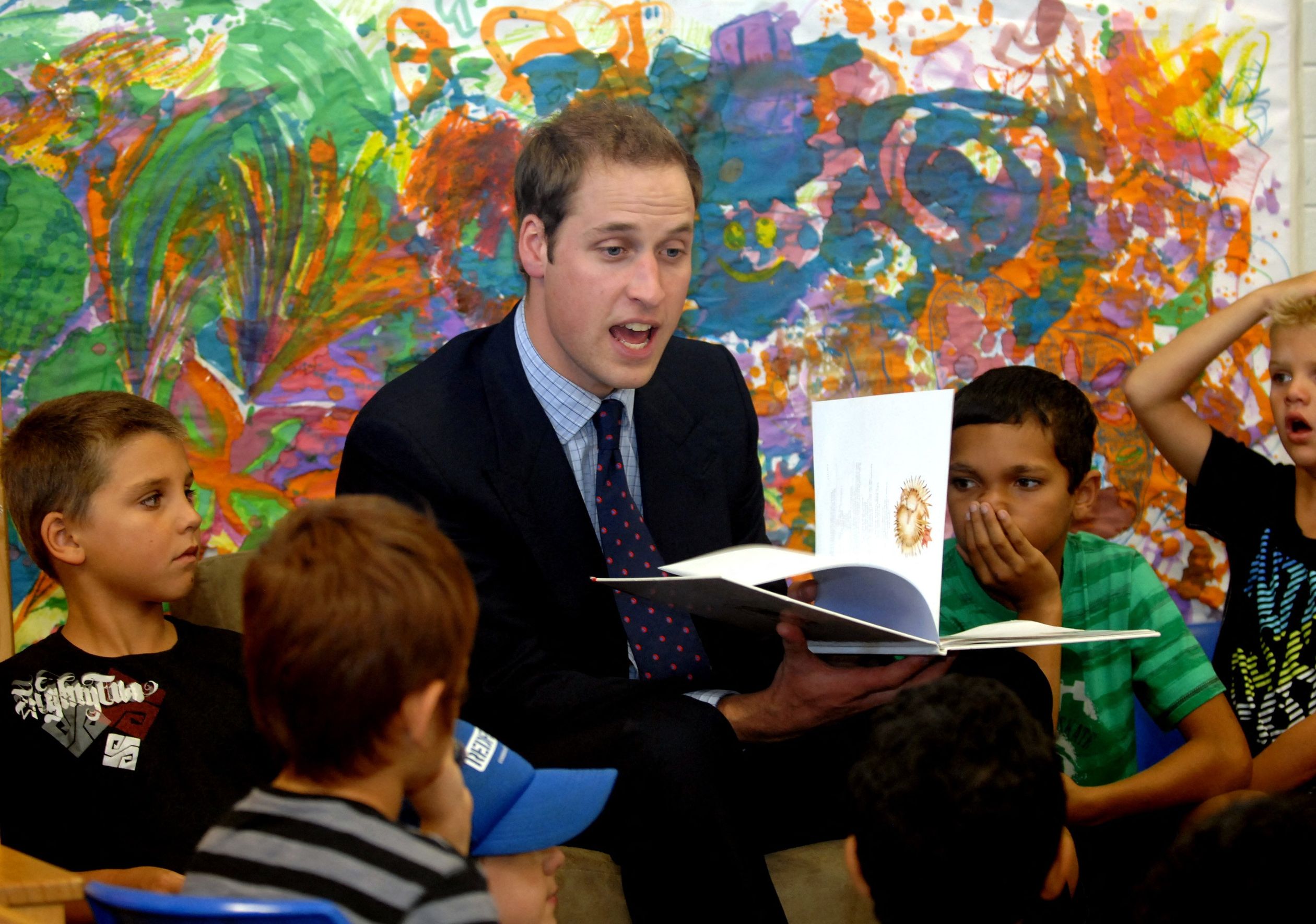 In 2010 leest William voor aan een klas kinderen.