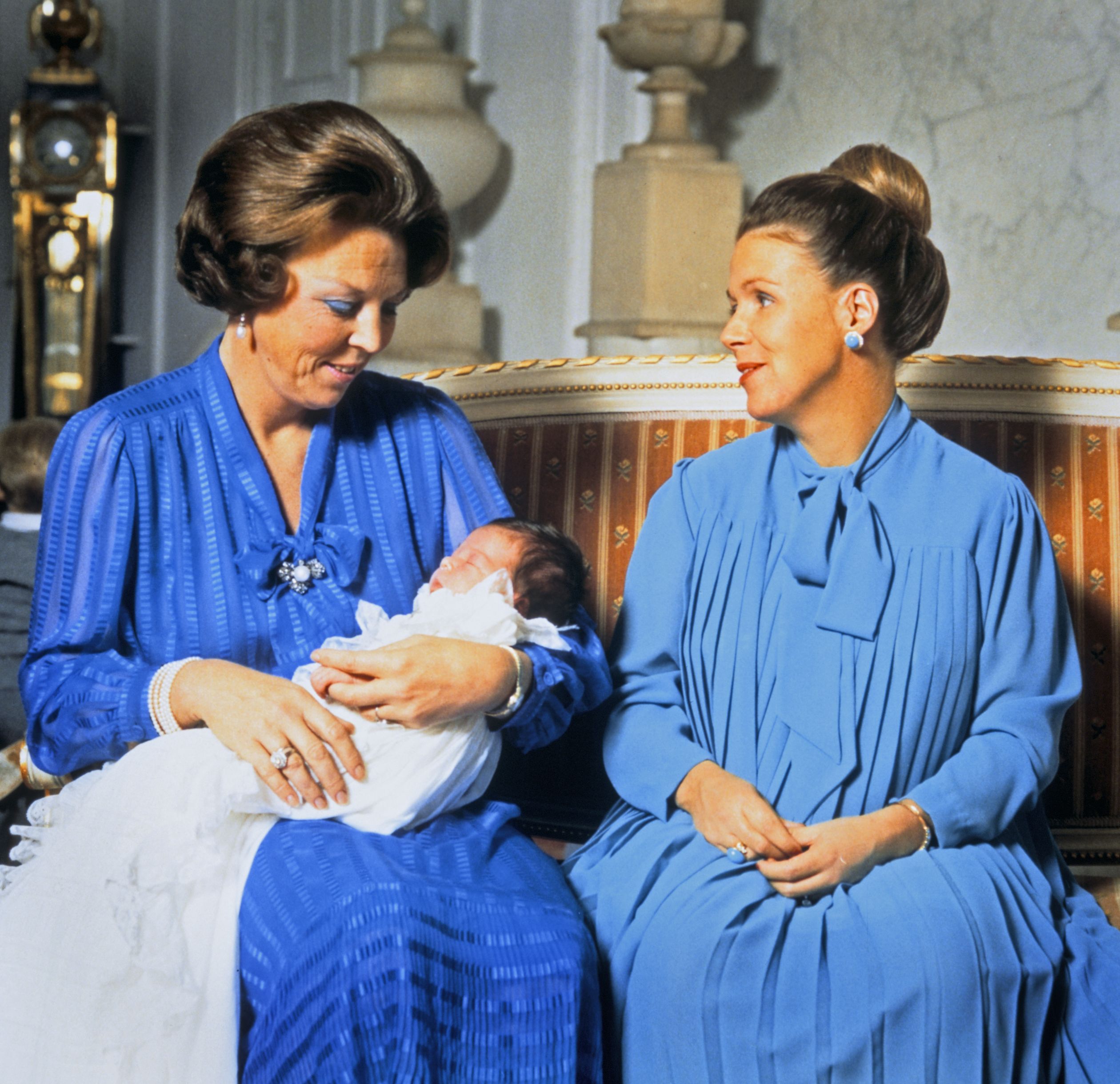 Prinses Christina met haar dochter en zus Beatrix, die peettante is van Juliana, 1981.