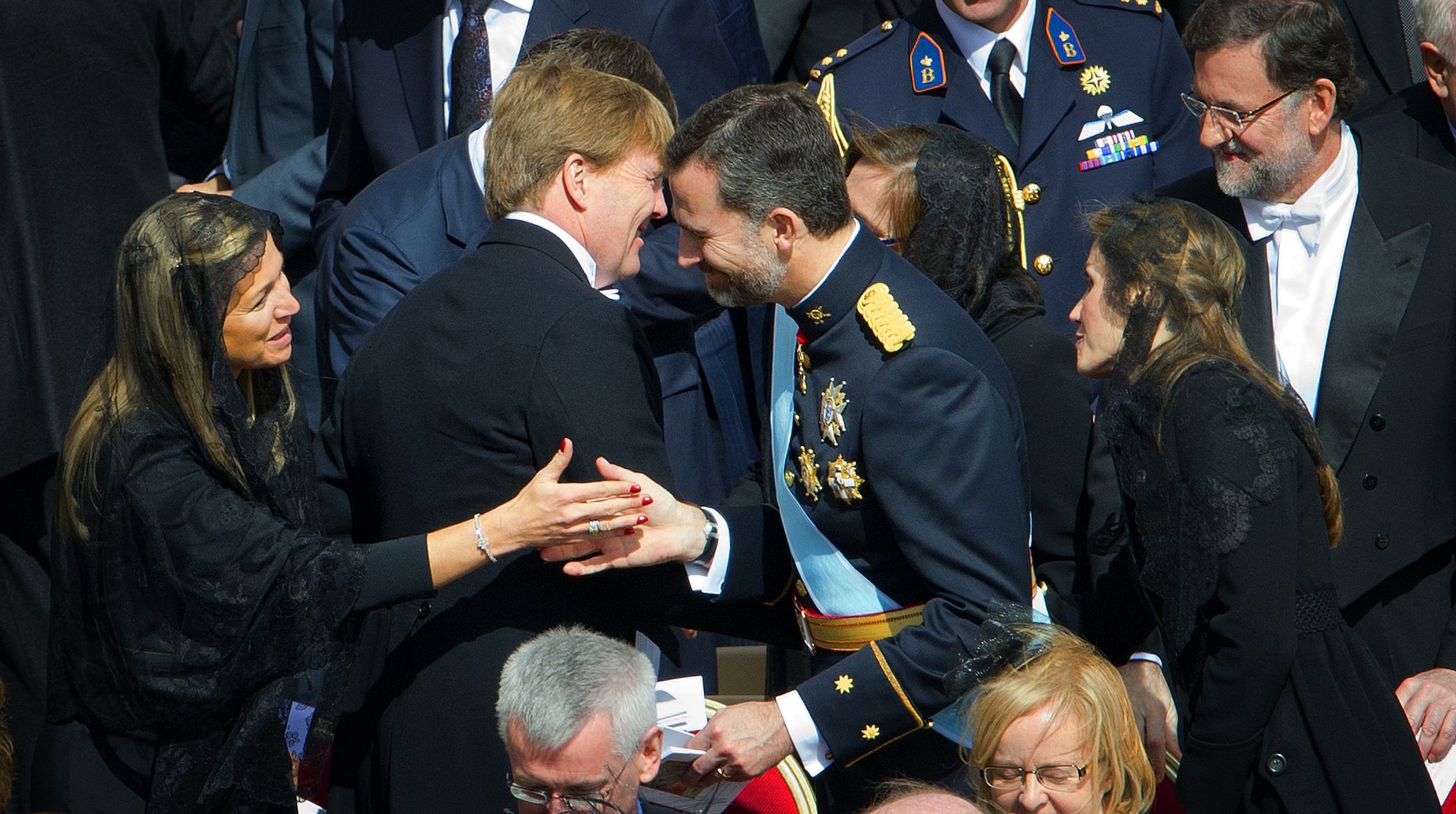 2013: Máxima en Willem-Alexander komen Felipe en Letizia tegen op het Sint-Pietersplein voor de