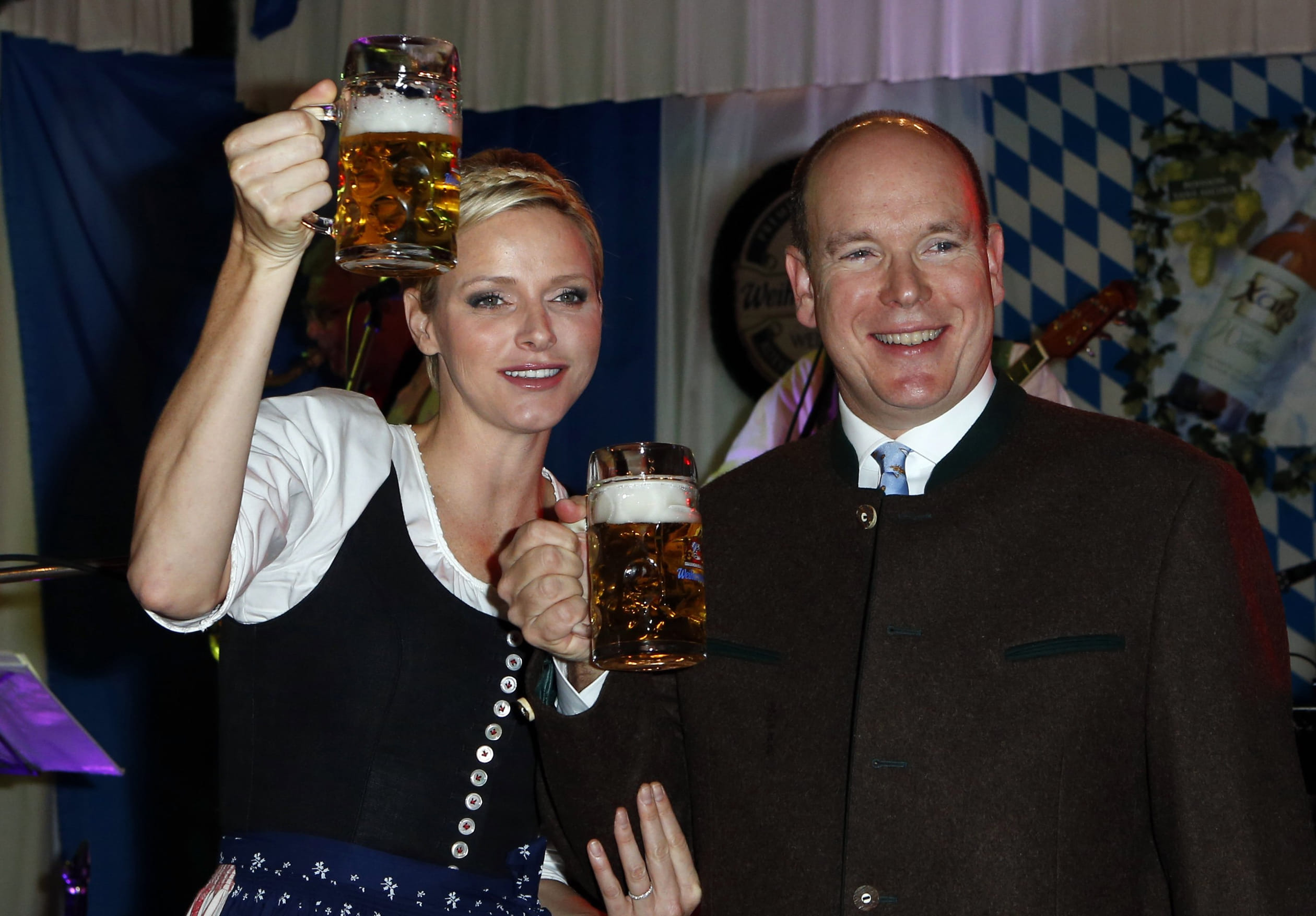 Het zijn niet alleen de Britse royals die met een biertje in hand zijn te zien! Hier proosten prins Albert en prinses Charlene met biermokken tijdens de opening van het 'Oktoberfest' in Monaco.