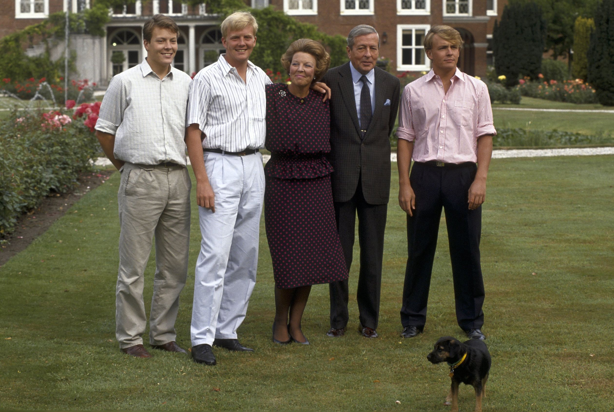 1990 - Het koninklijk paar poseert met hun drie zonen in de tuin van Paleis Huis ten Bosch. De