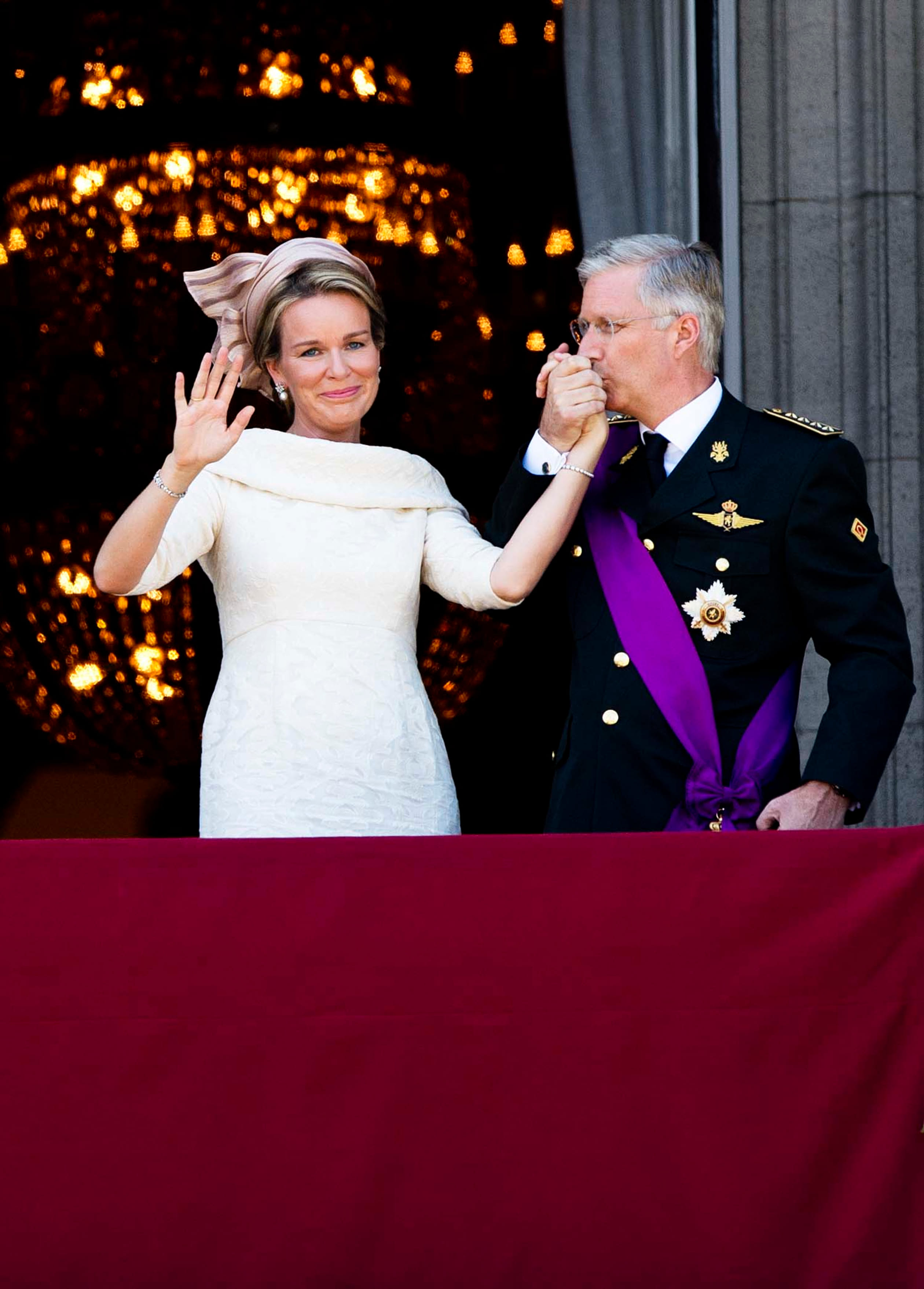 De net ingehuldigde koning en koningin begroeten het volk.