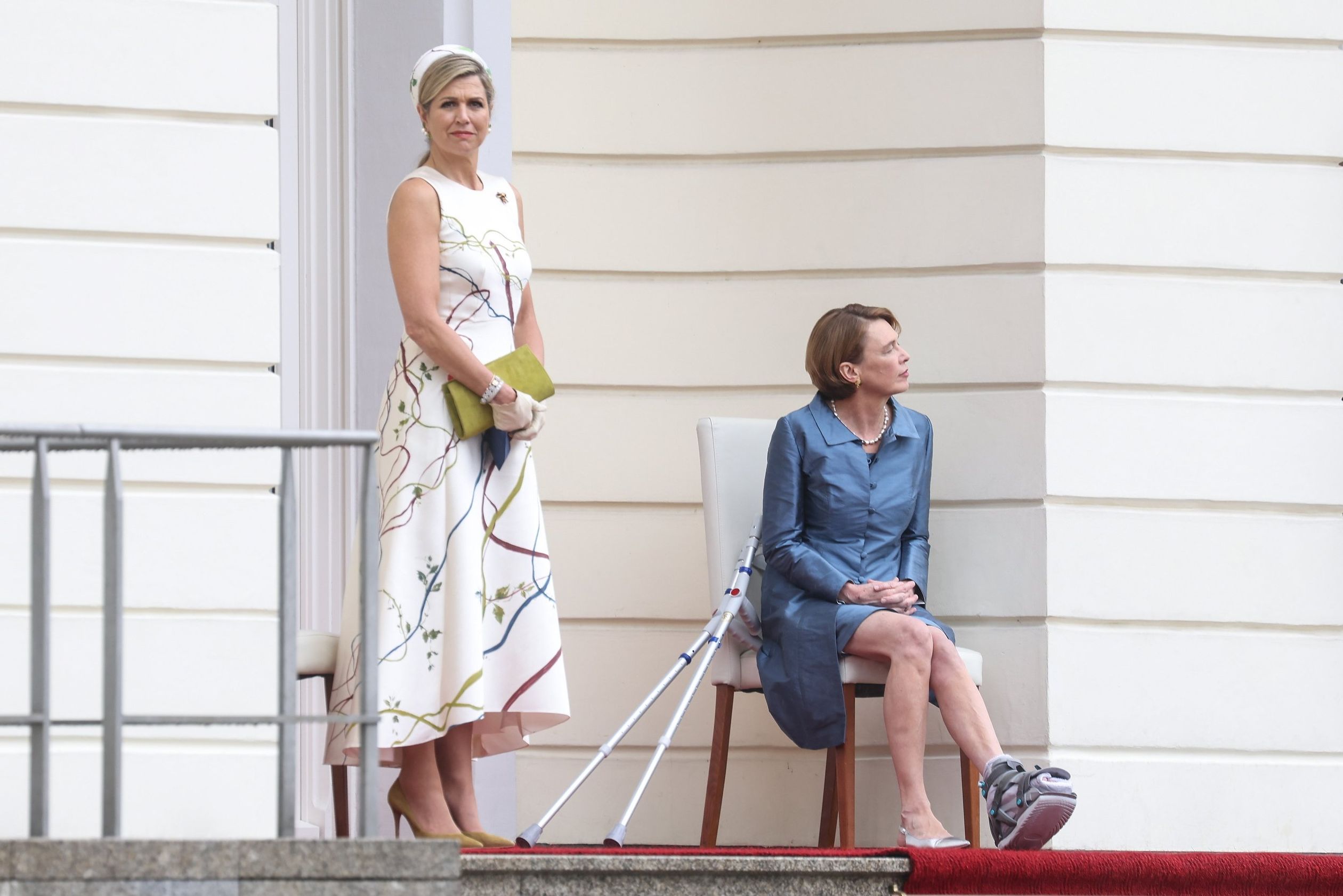 First Lady Elke Bulkenbender met koningin Máxima tijdens de welkomstceremonie.
