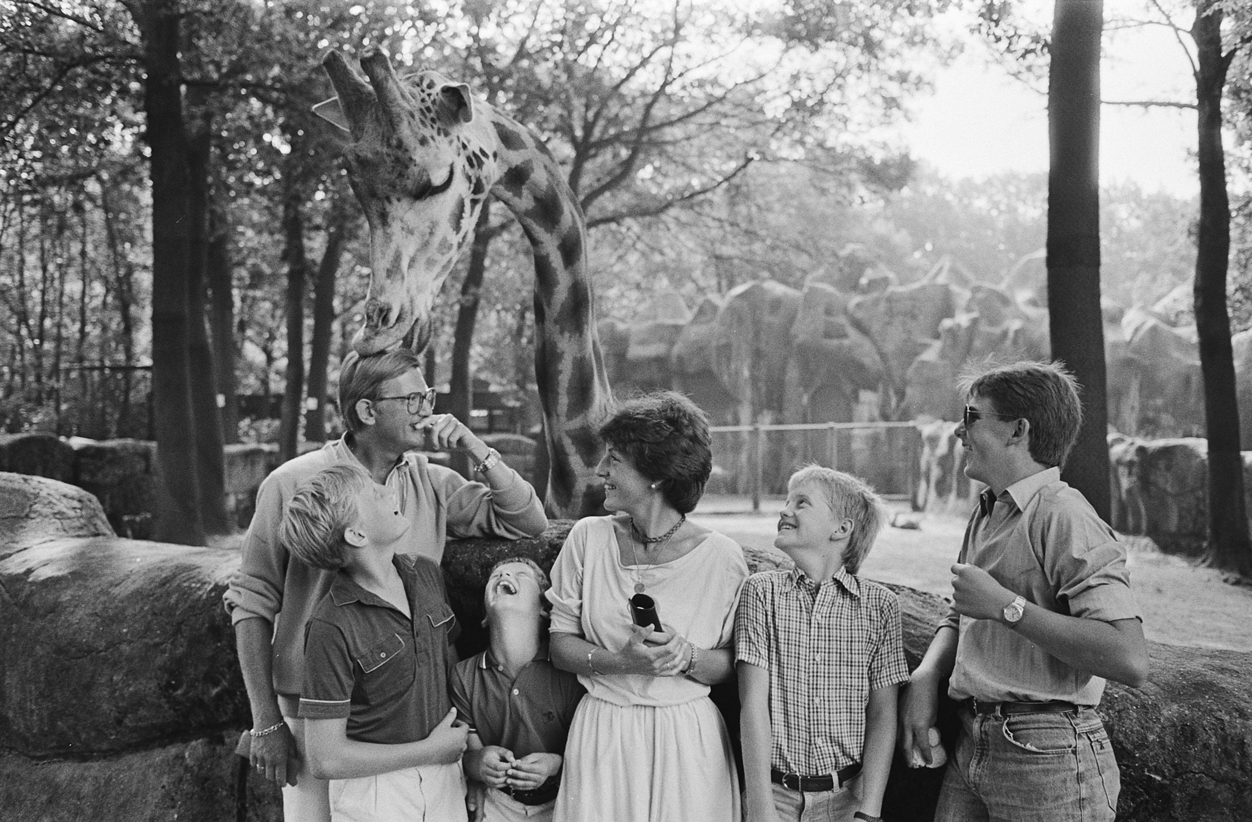 1983: Grote pret om een giraf. Een schaterende Floris tijdens een gezinsuitje naar Burgers Dierenpark in Arnhem. (Foto: Marcel Antonisse - Anefo)
