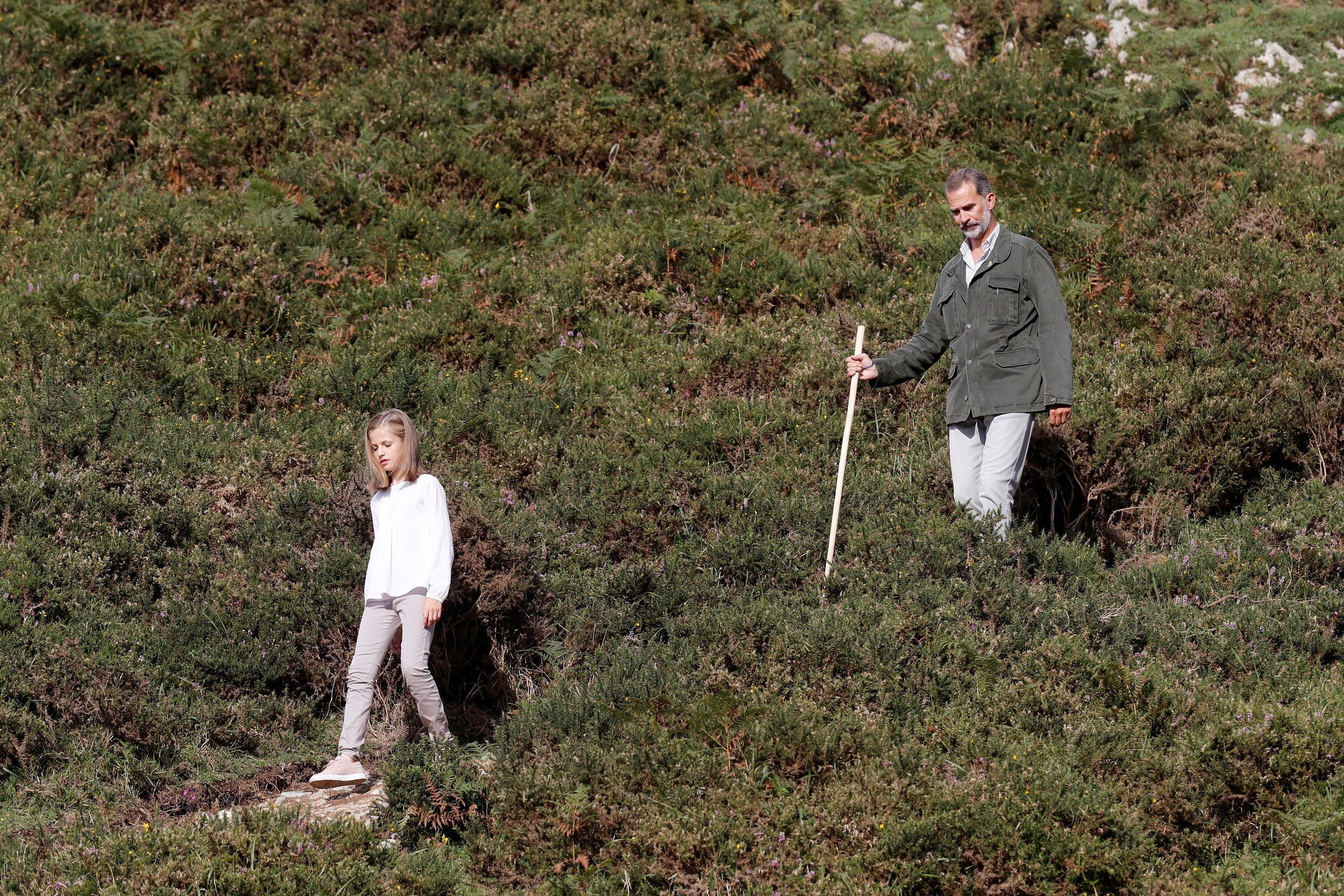 Prinses Leonor wandelt samen met haar vader Felipe in het Covadonga National Park.