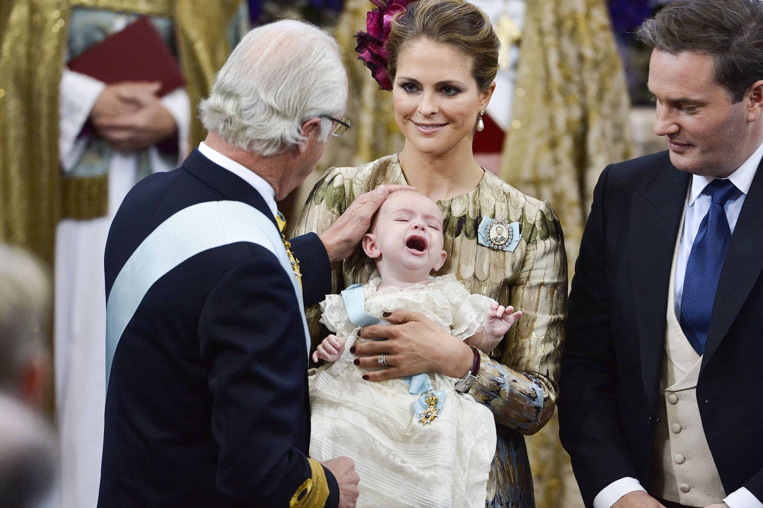 2015: Koning Carl Gustaf probeerde zijn kleinzoon Nicolas te troosten, maar het hielp niet.