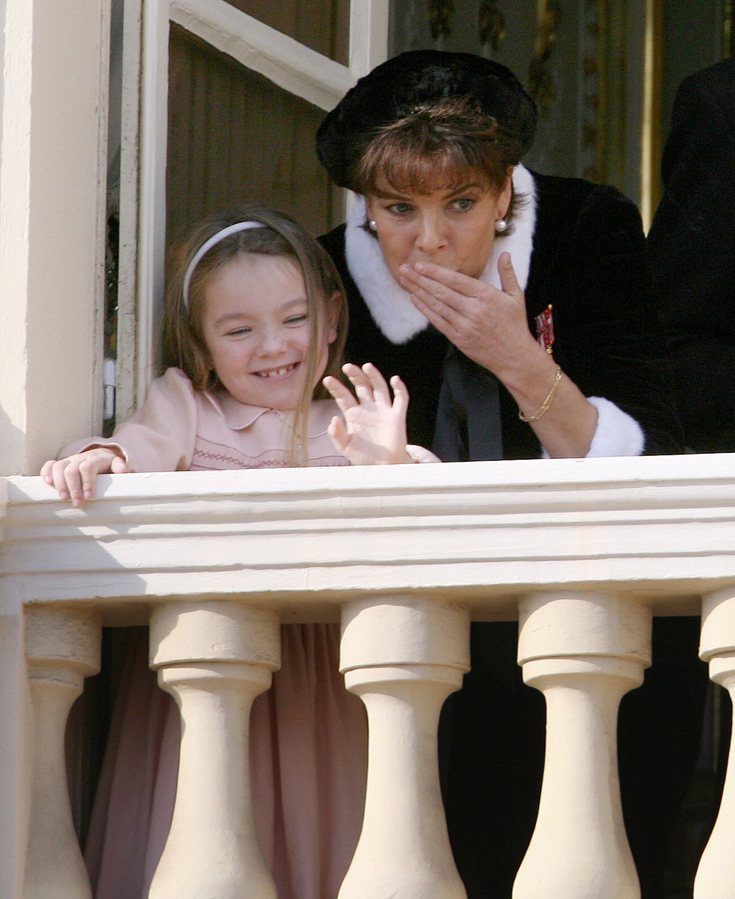 Caroline en haar dochter Alexandra blazen een kus vanaf het balkon, 19 november 2006.