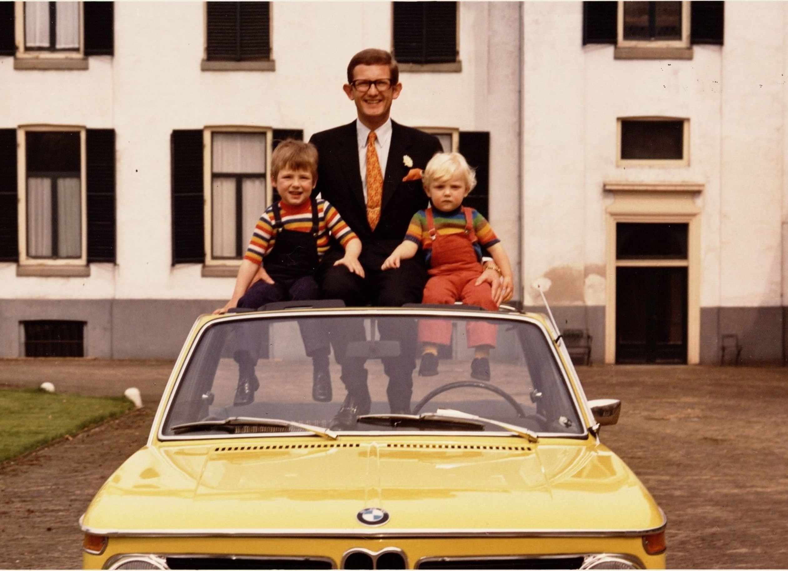 Met papa en Maurits in de BMW bij Paleis Het Loo. De liefde voor auto's zat er al vroeg in bij