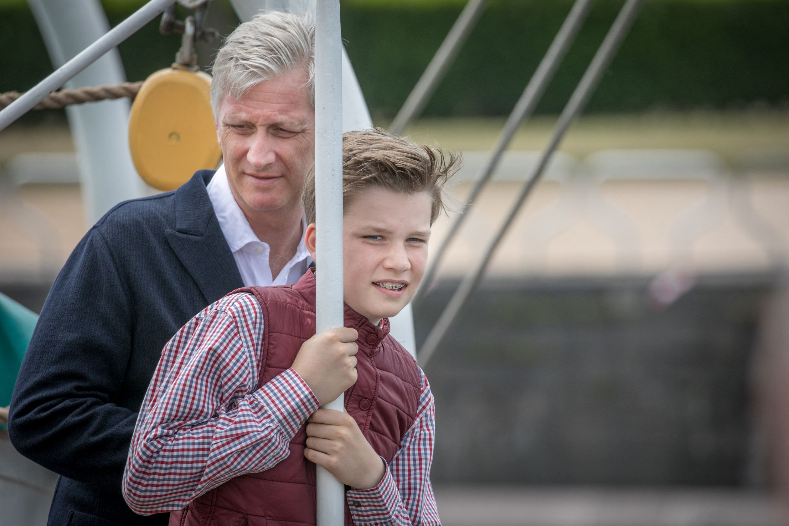 Vader en zoon bezoeken het zeilschip Mercator in Oostende, juli 2017.