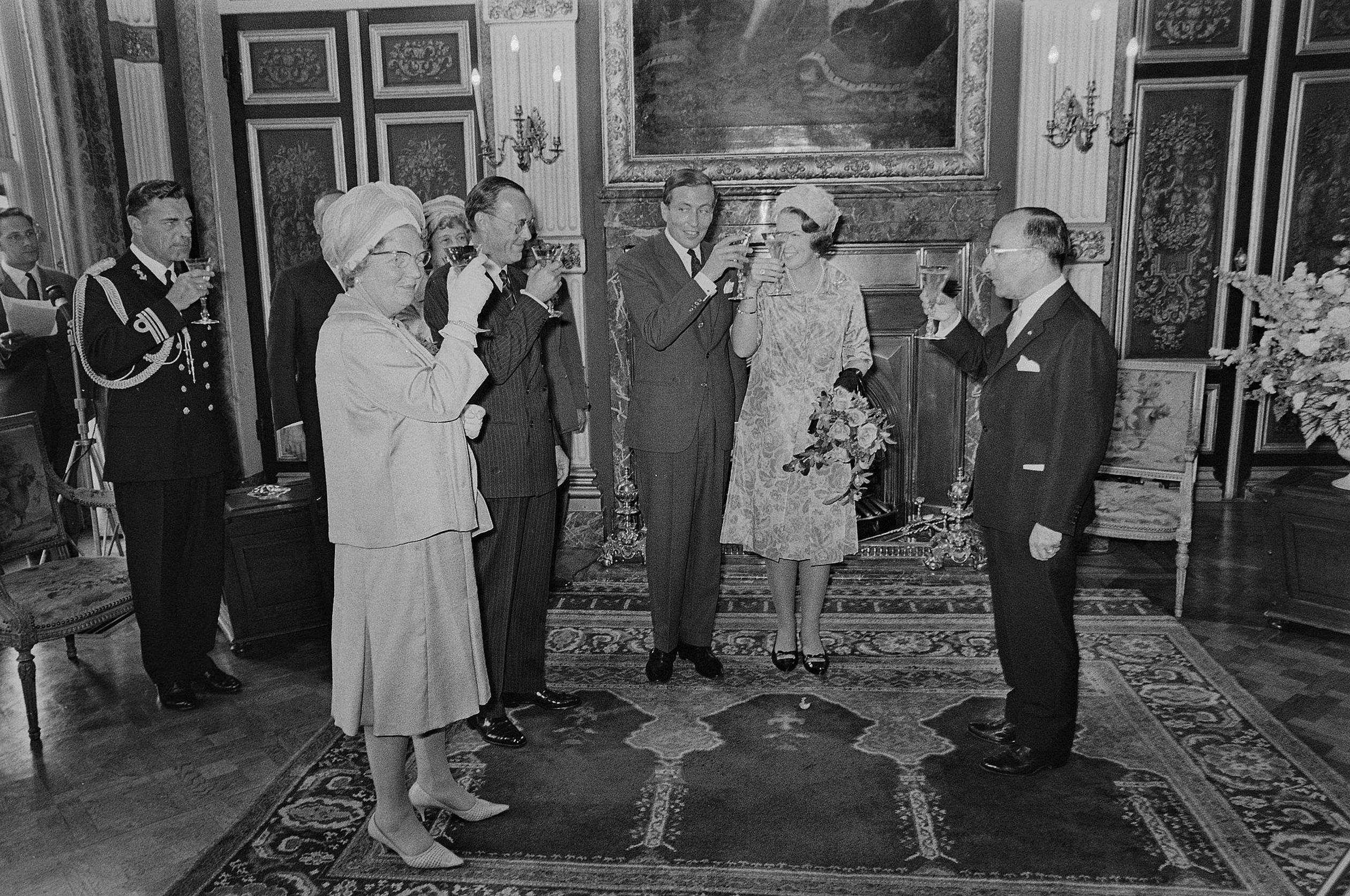1965: koningin Juliana, prins Bernhard, Claus von Amsberg, prinses Beatrix en premier Jo Cals brengen een toost.