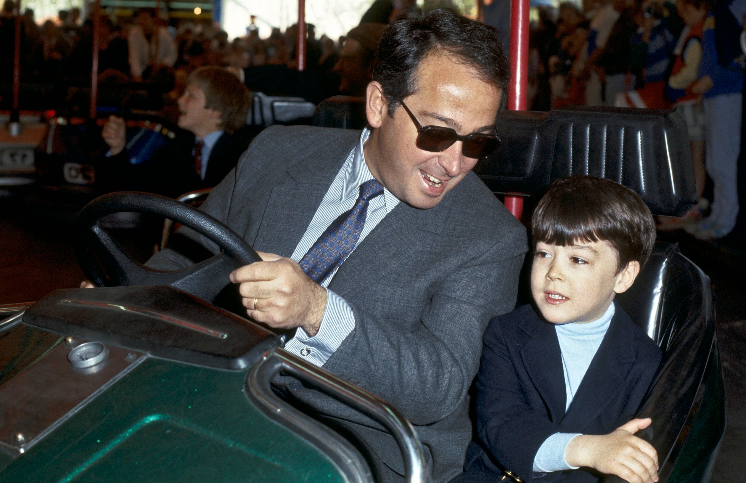Nicolás samen met zijn vader in een botsauto op de Haagse kermis. De gehele koninklijke familie was daar op 30 april 1984 te vinden ter viering van de 75e verjaardag van prinses Juliana.