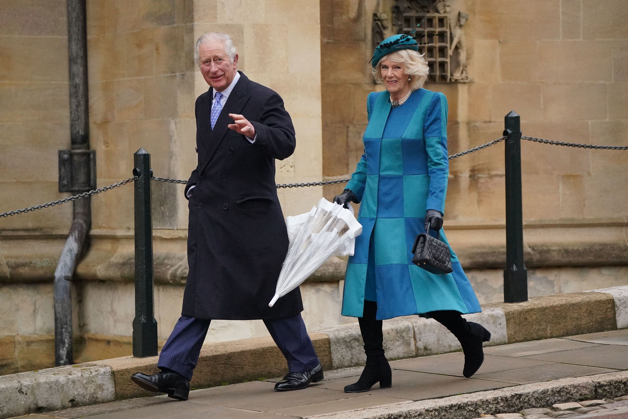 Prins Charles en echtgenote Camilla op weg naar de Kerstdienst in St George's Chapel in Windsor.