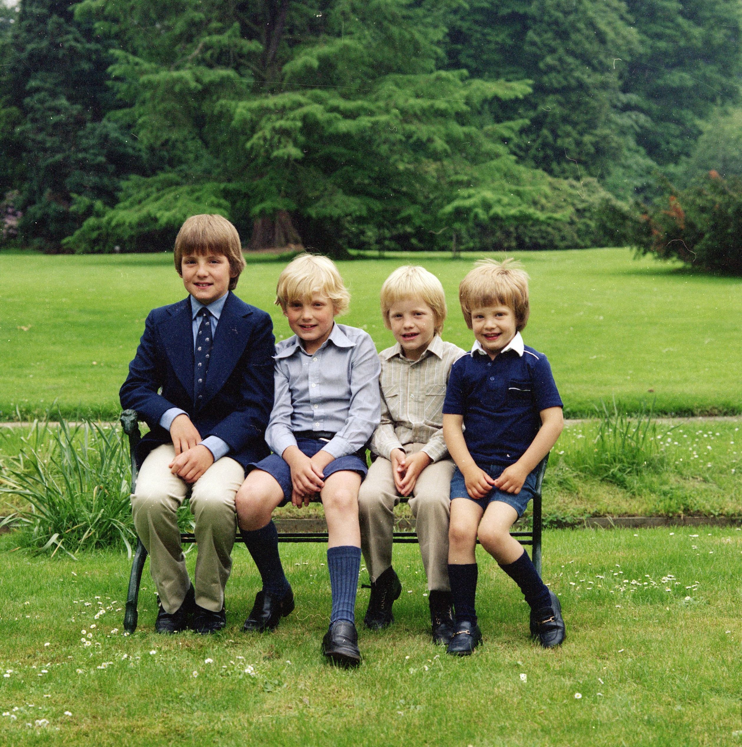 1979: De vier broers, voorbeeldig op een bankje  in de tuin van Paleis Het Loo. (Foto: Max Koot - RVD)