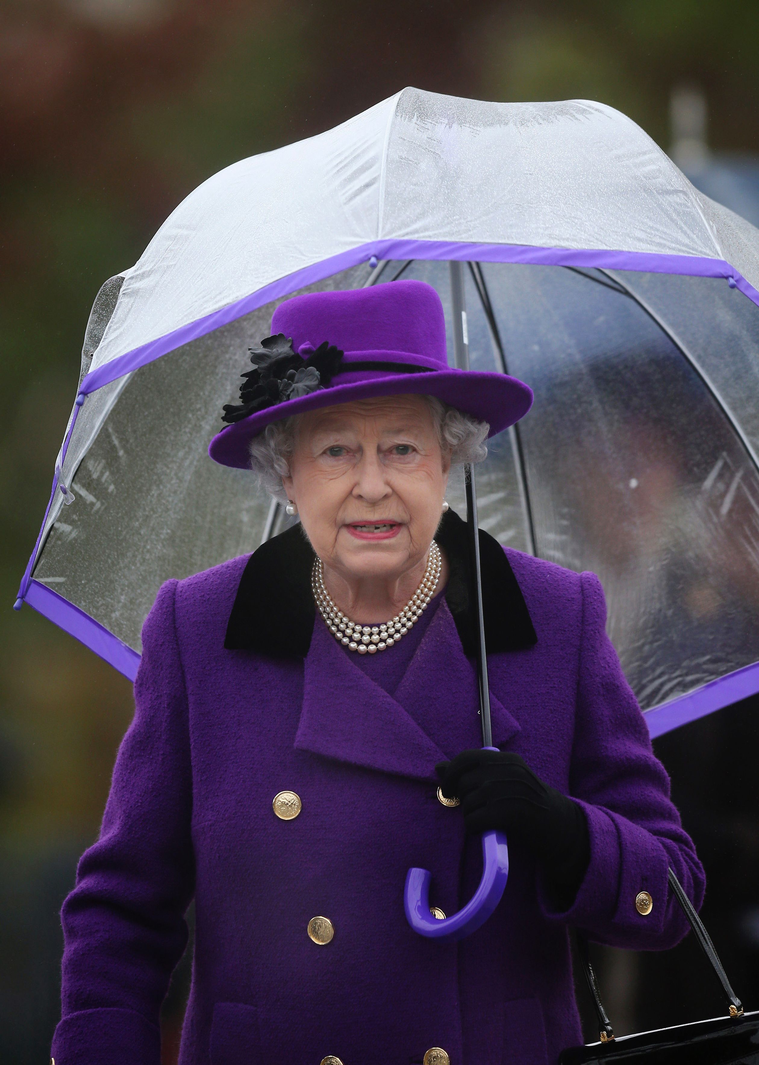 Koningin_Elizabeth_paarse_paraplu.jpg