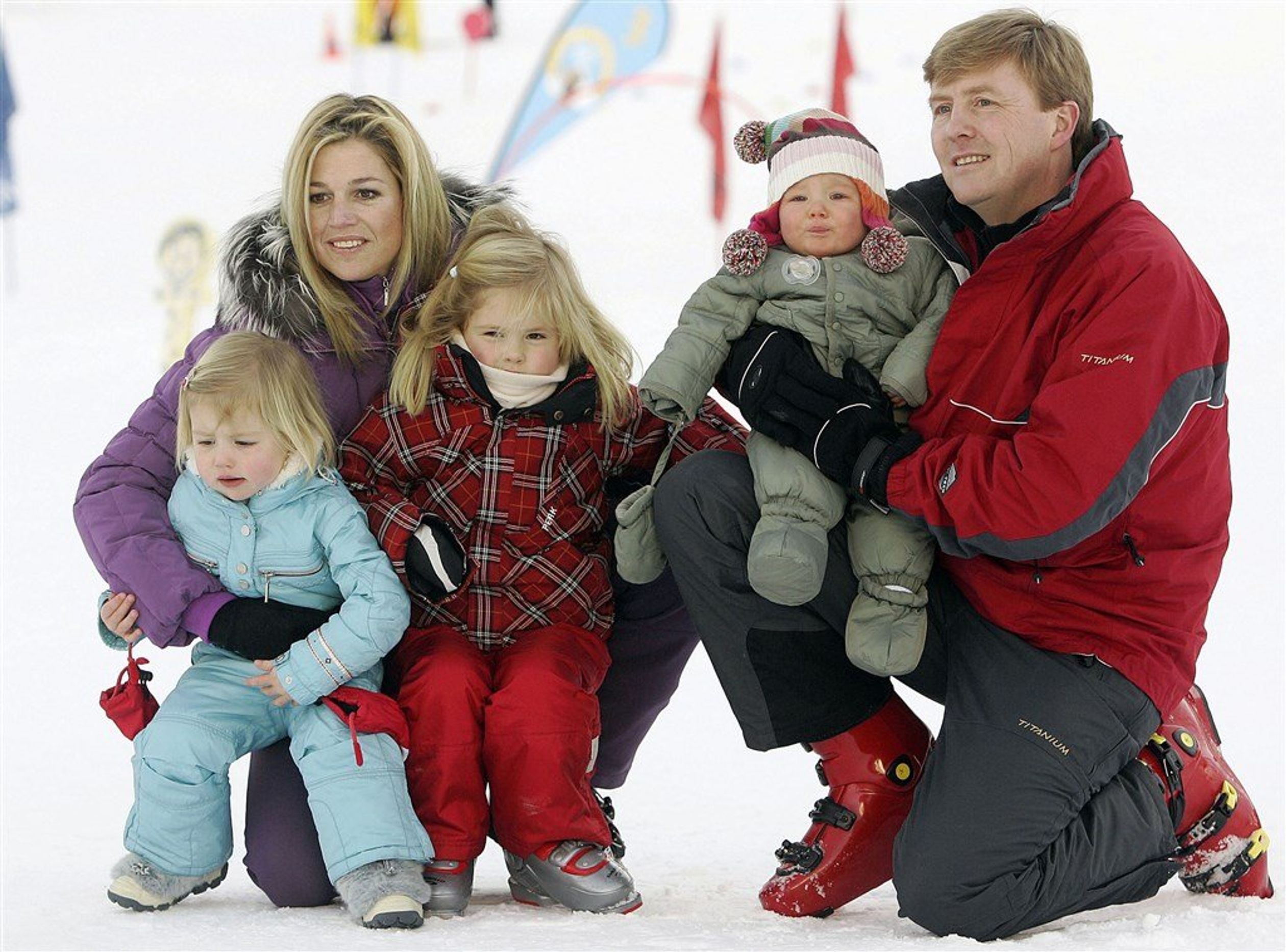 De koninklijke familie poseert in de sneeuw tijdens de jaarlijkse fotosessie in Lech (10 februari